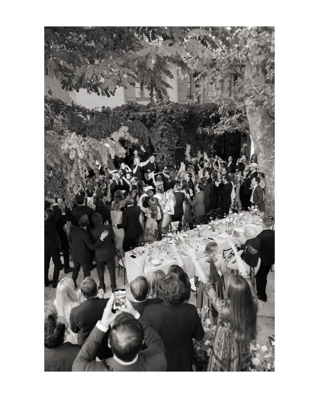 When a party exceeds all your expectations ✨

Planning @ditesmoioui 
Venue @domainedefontenille 
Band @mixandsoulevents 
Video @xeniabenedikt 
Beauty @hairmakeupbyjulia 
Dress @franziskaburgert.atelier