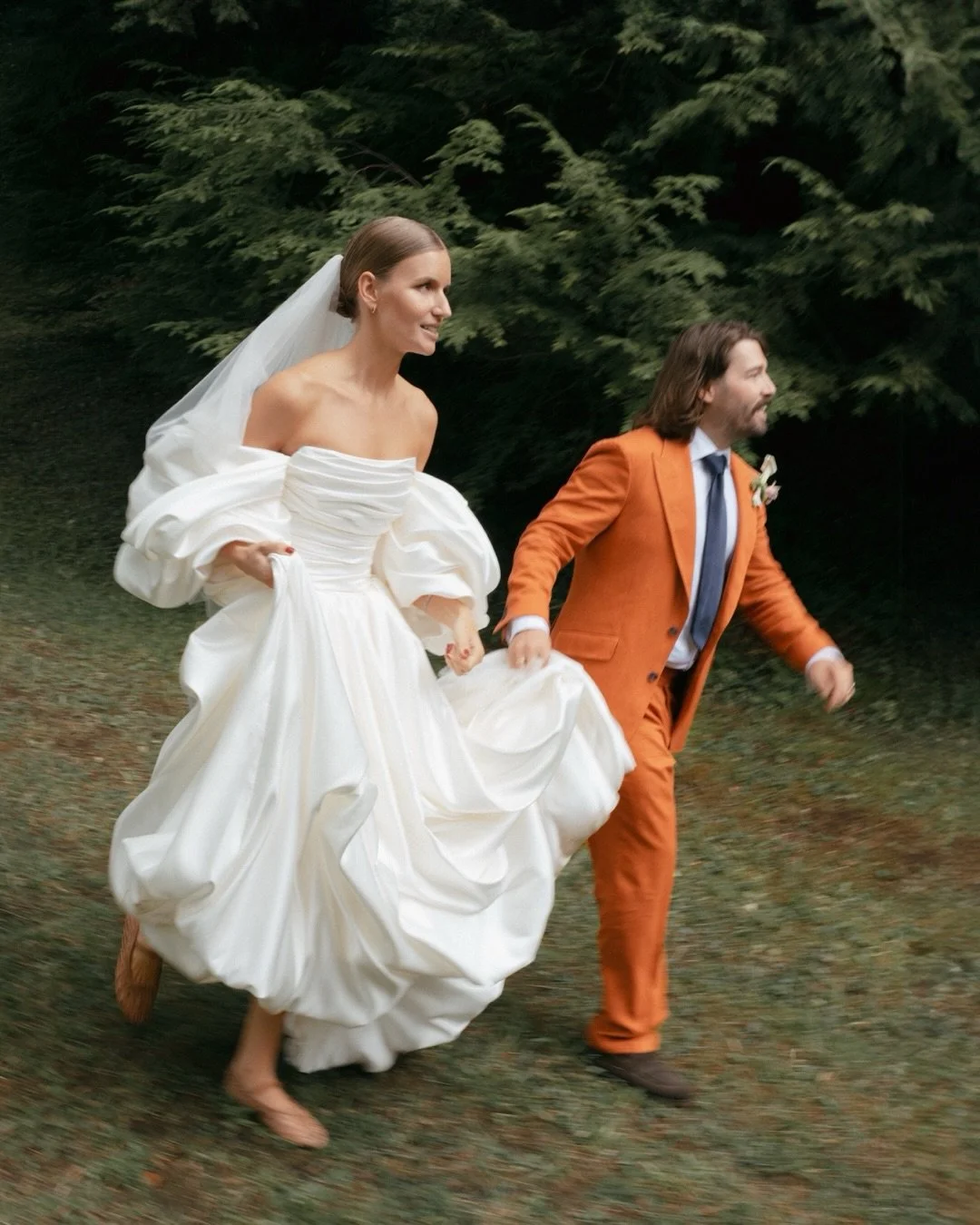 Still dreaming about this wedding weekend - all the laughter, all the love, and an iconic look that felt so effortlessly them.

Bridesmaids dressed in @ria_thelabel