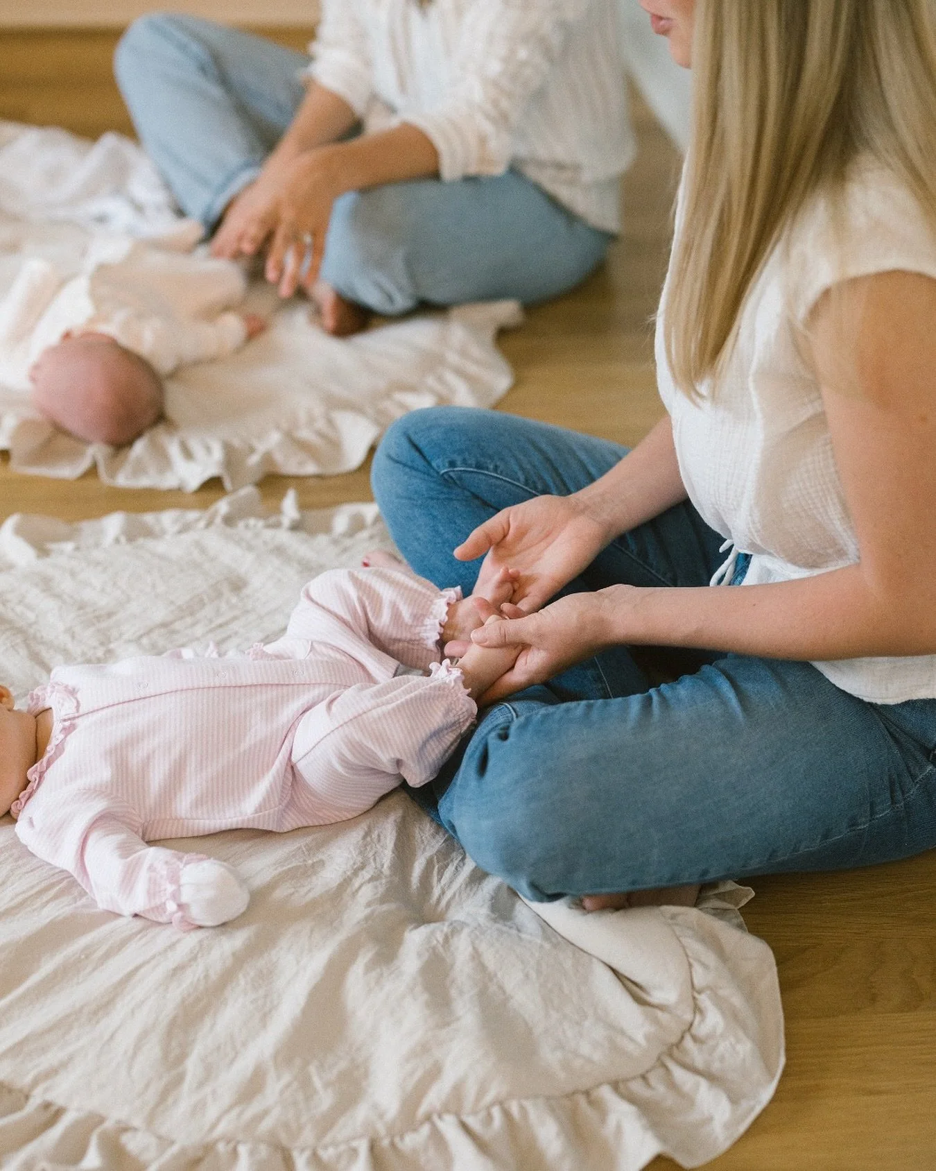 Why we group moms by due date in The Mom Method 🤍

Because there&rsquo;s something powerful about sitting in a room with moms who are in the exact same season as you. 

✨questions feel normal
✨struggles feel less isolating
✨confidence grows faster 
