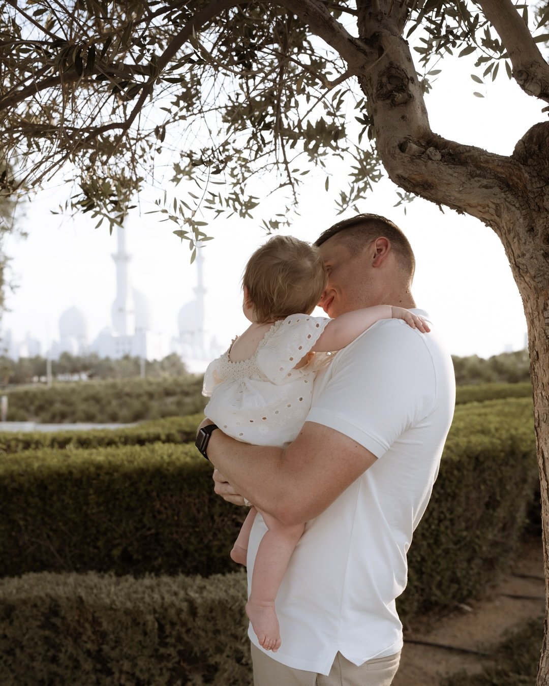 This view and this family❤️, closing their chapter in UAE. 
If you were leaving Abu Dhabi, where would your last family shoot be?

Scroll through for the cutest BTS video😍
.
.
.
.
.
.
Family photoshoot in Abu Dhabi 
#abudhabifamilyphotographer #waha