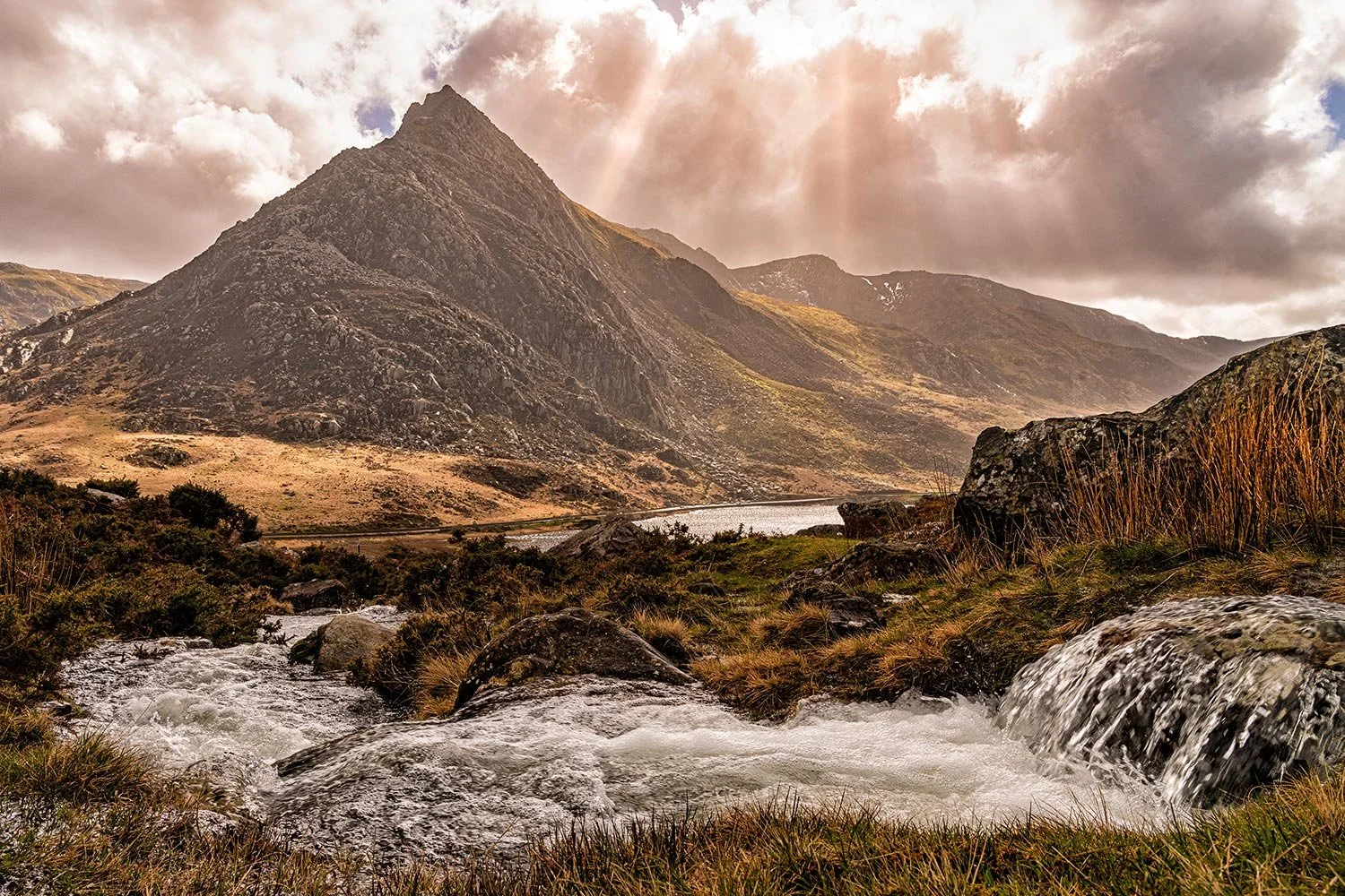 Spring sunshine and stunning views of Tryfan Peak