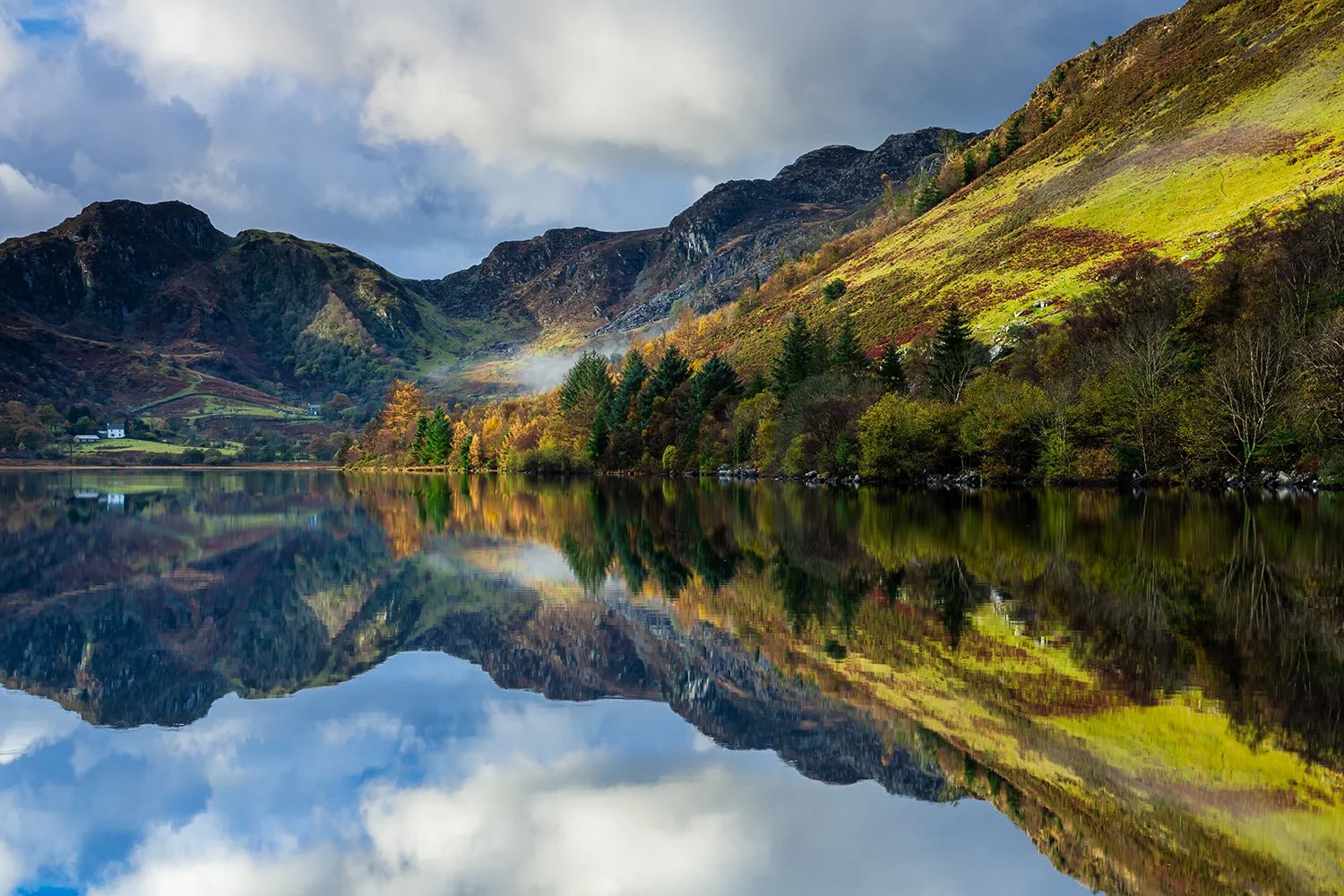 Autumn sunrise at Llyn Crafnant