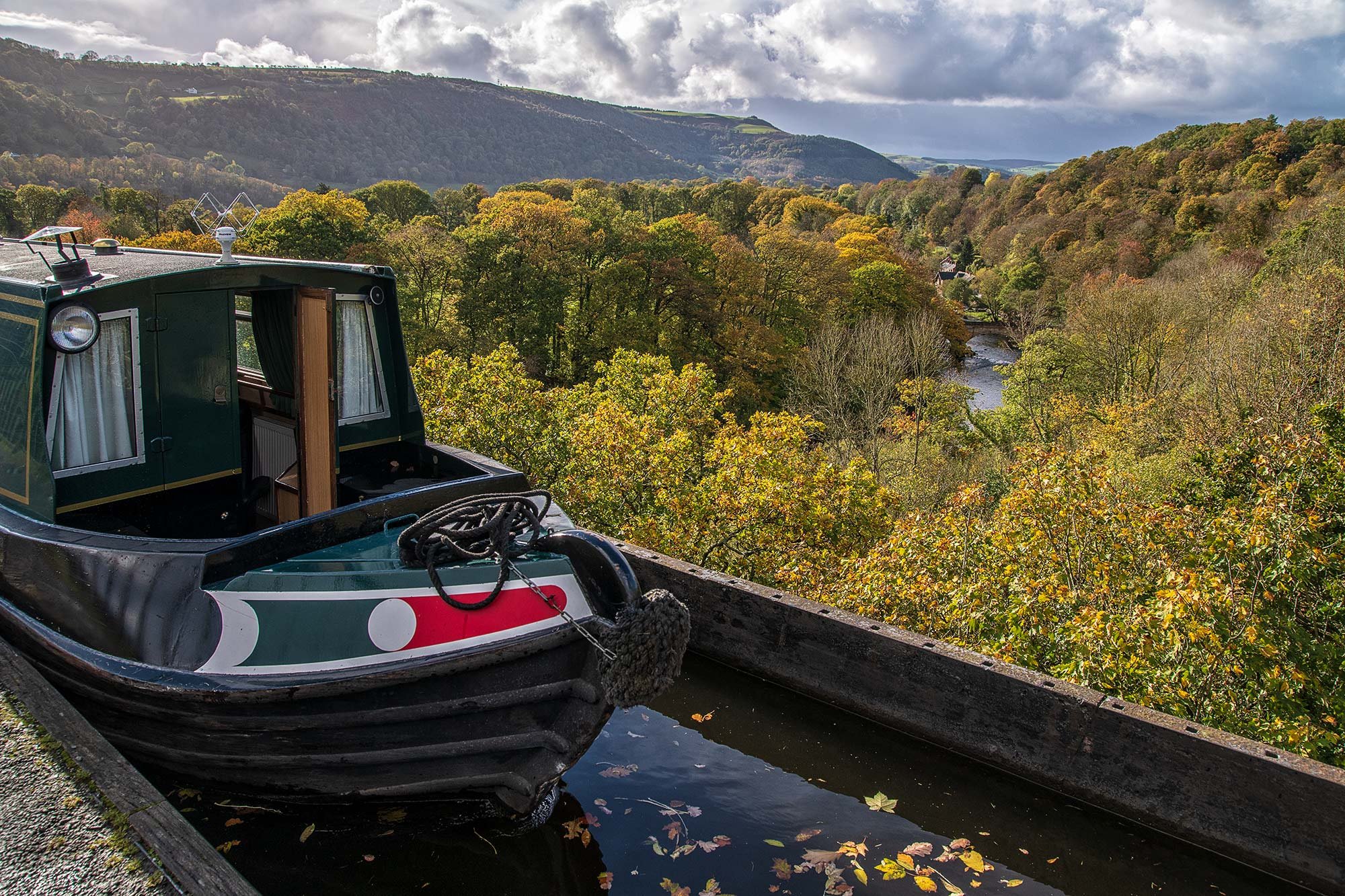 A canal boat crossing the Thomas Telford Pontcysyllte aqueduct over the River Dee near Llangollen
