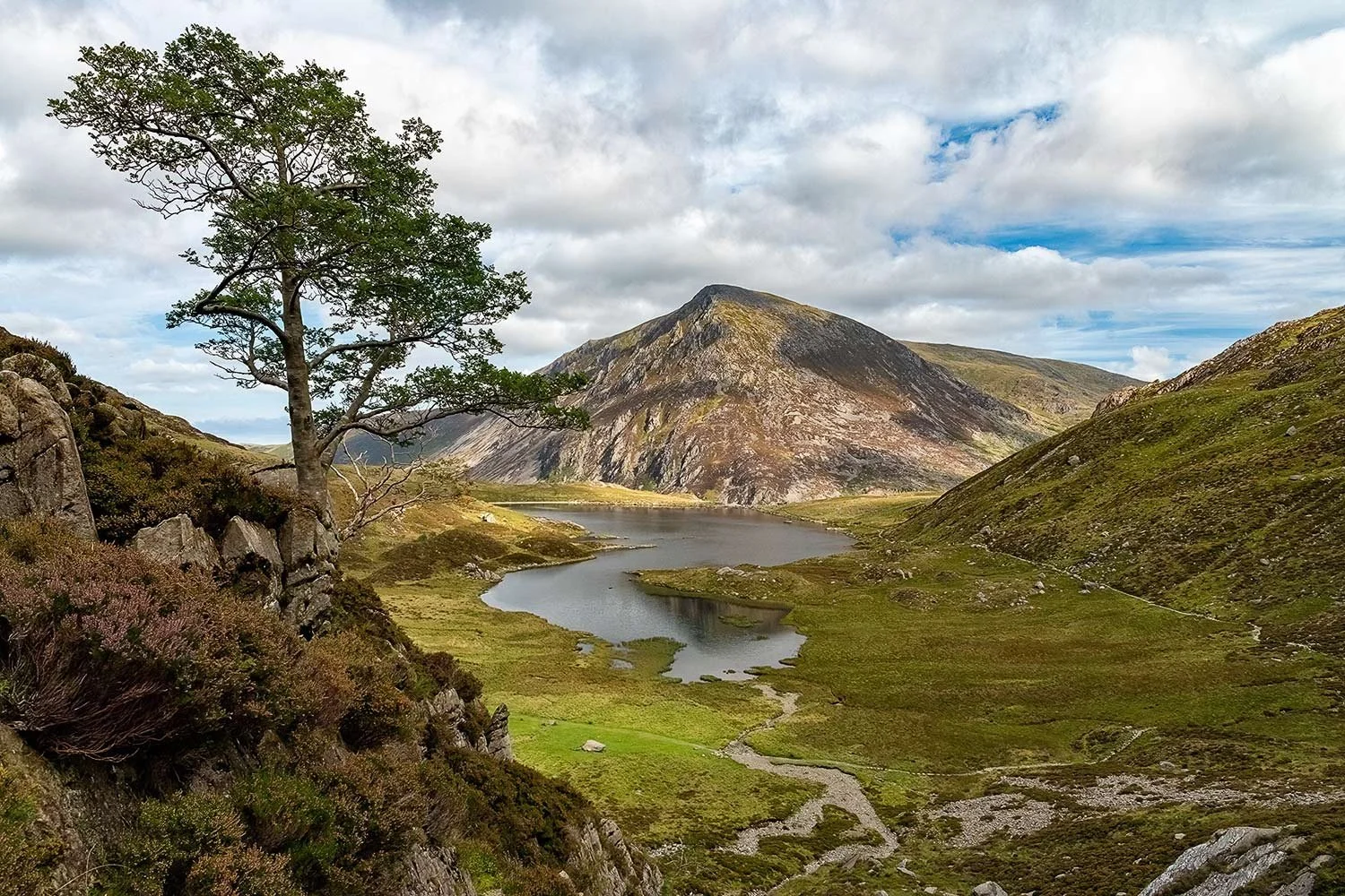 Stunning views over Llyn Idwal from the route to Devils Kitchen