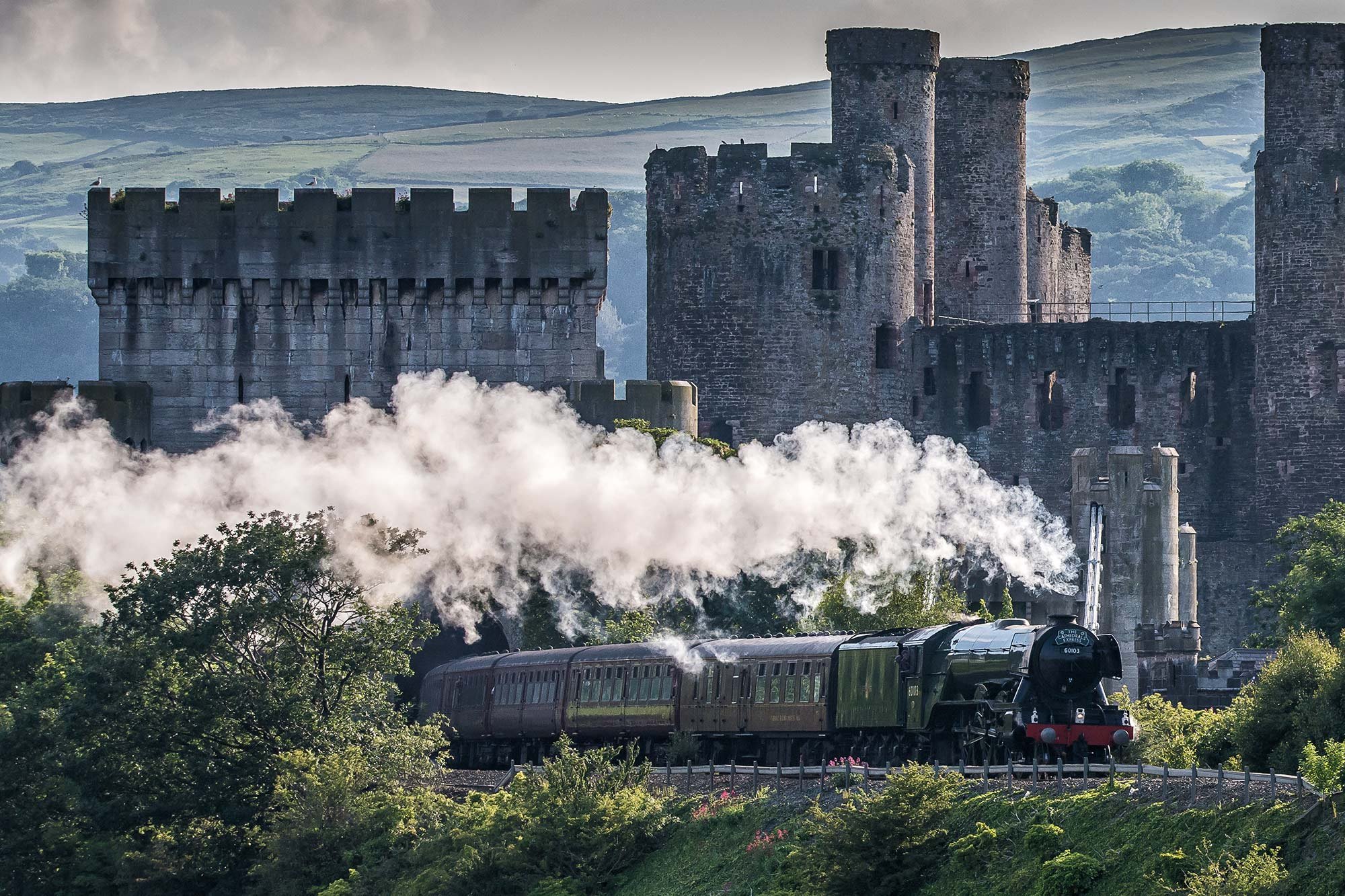 flying-scotsman-at-conwy-castle.jpg