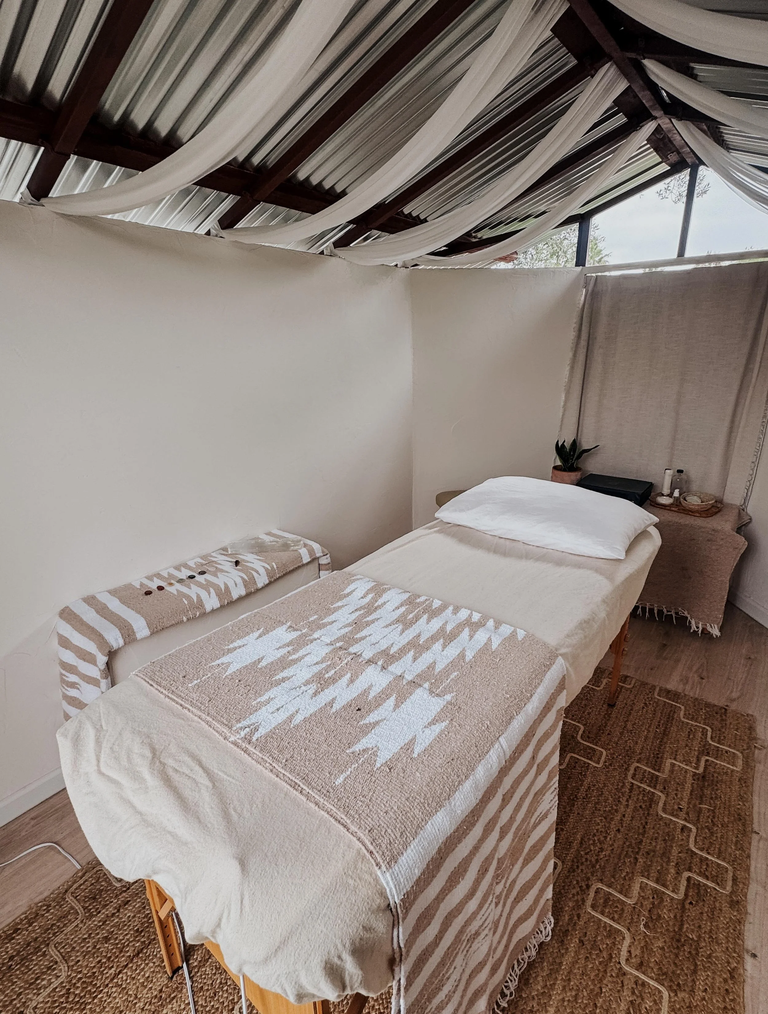 Earlier this week, I received a lovely treatment from Dara at the Detox Cottage&hellip;Fast forward to today, and I had the pleasure of offering a Healing session in her lovely space. 
Grateful for this community ✨