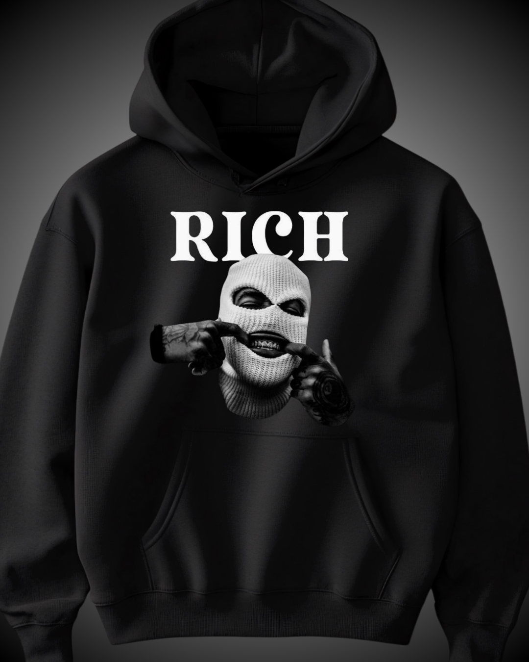 Sudadeta Negra-Unisex-Diseño palabra rich con un encapuchado debajo.png