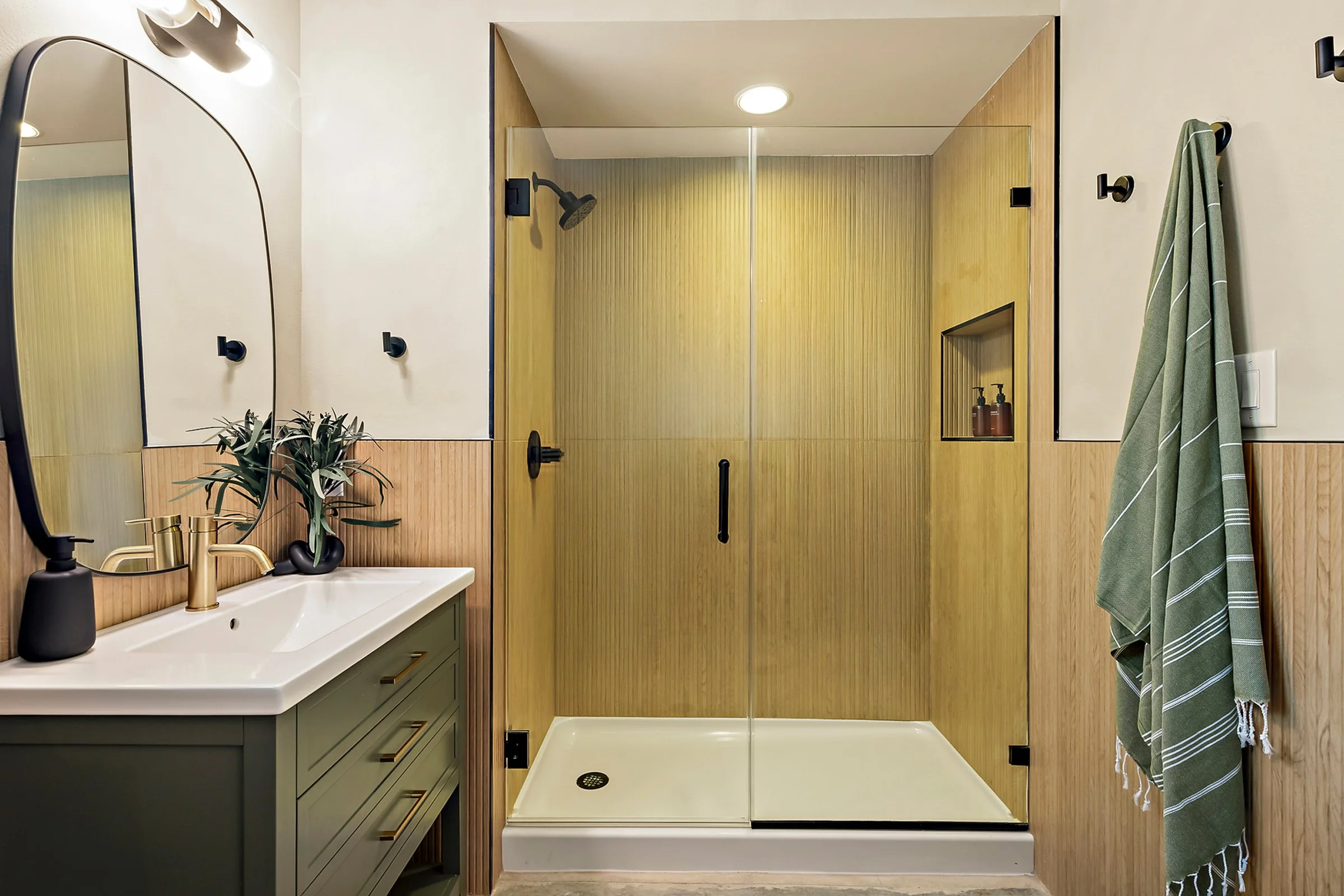 Bathroom_UNI_2_HDR_SK.jpg