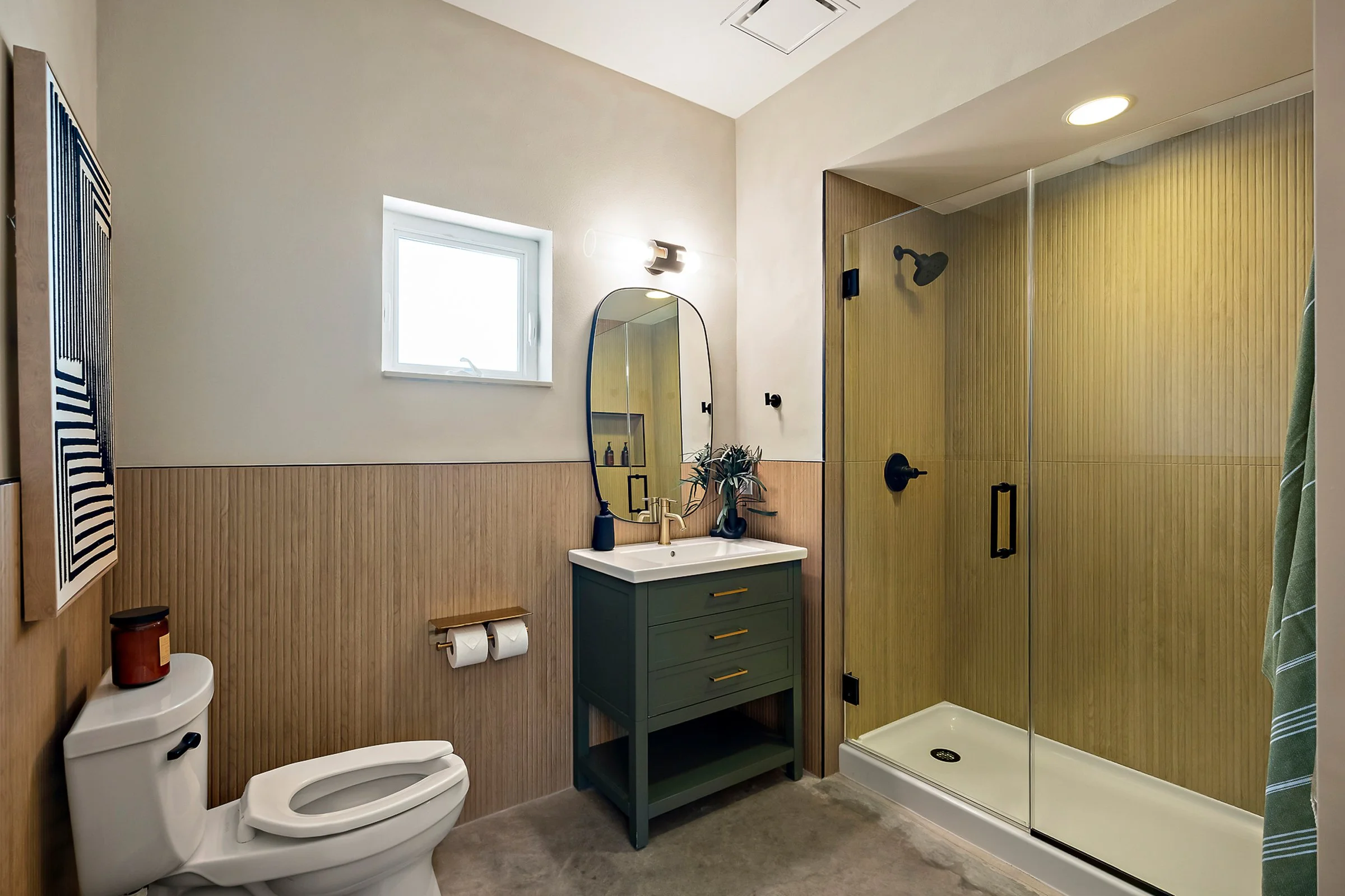 Bathroom_UNI_HDR_SK.jpg