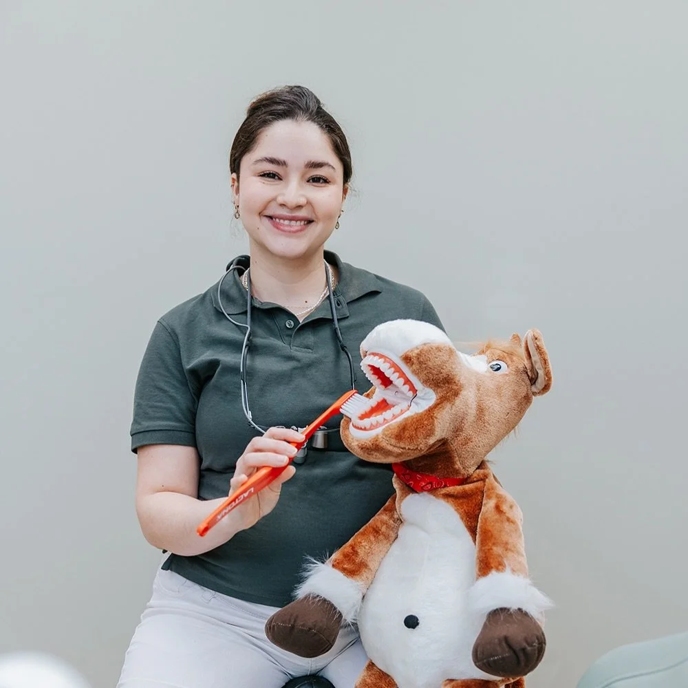 Bij Mondzorg Montoya geloven we dat goede mondzorg begint bij preventie. 

Door op tijd mee te kijken, uitleg te geven en samen keuzes te maken, kunnen we veel klachten voorkomen.

We nemen tijdens een afspraak de tijd om rustig toe te lichten wat we