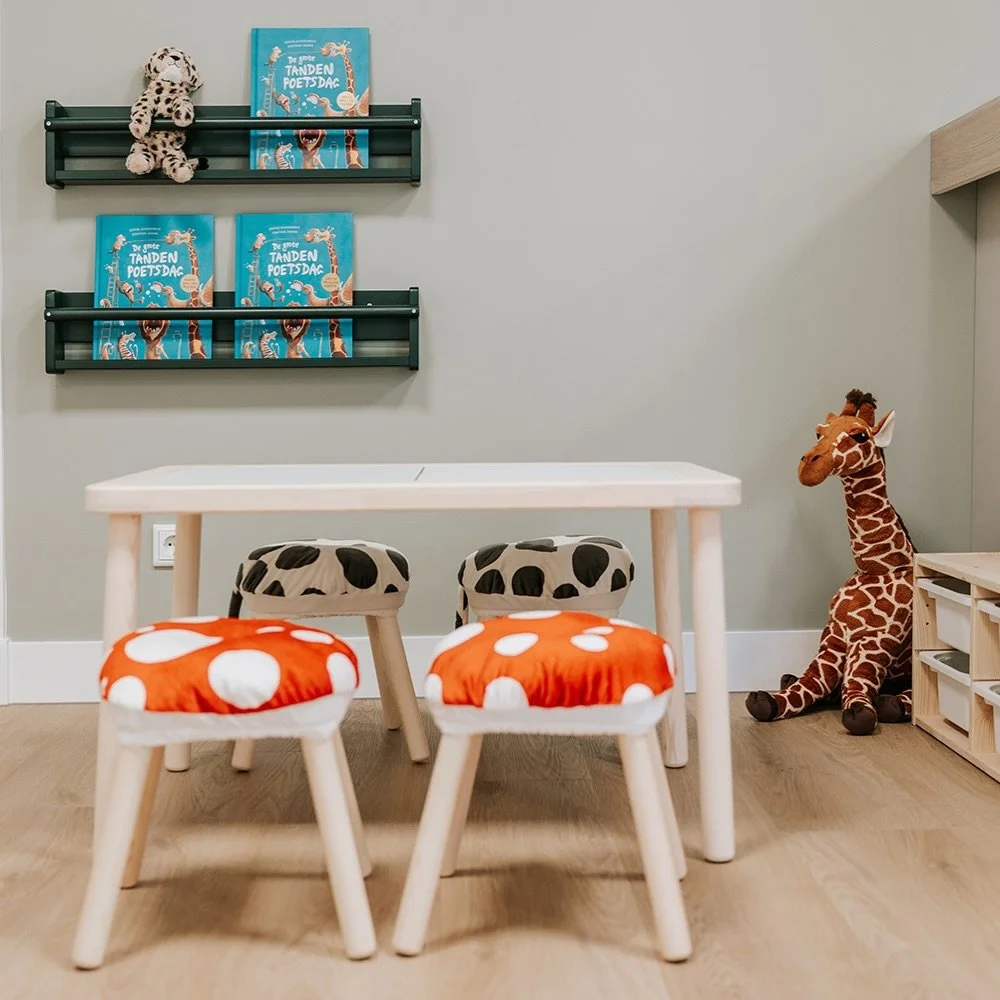 Heb jij onze leuke speelhoek al gespot in de praktijk? 🍄🦒

Voor kinderen is het fijn om eerst even te kunnen spelen en rond te kijken.

Dat helpt om rustig te wennen, v&oacute;&oacute;r en na de afspraak.

Ben je nog op zoek naar een fijne, vertrou