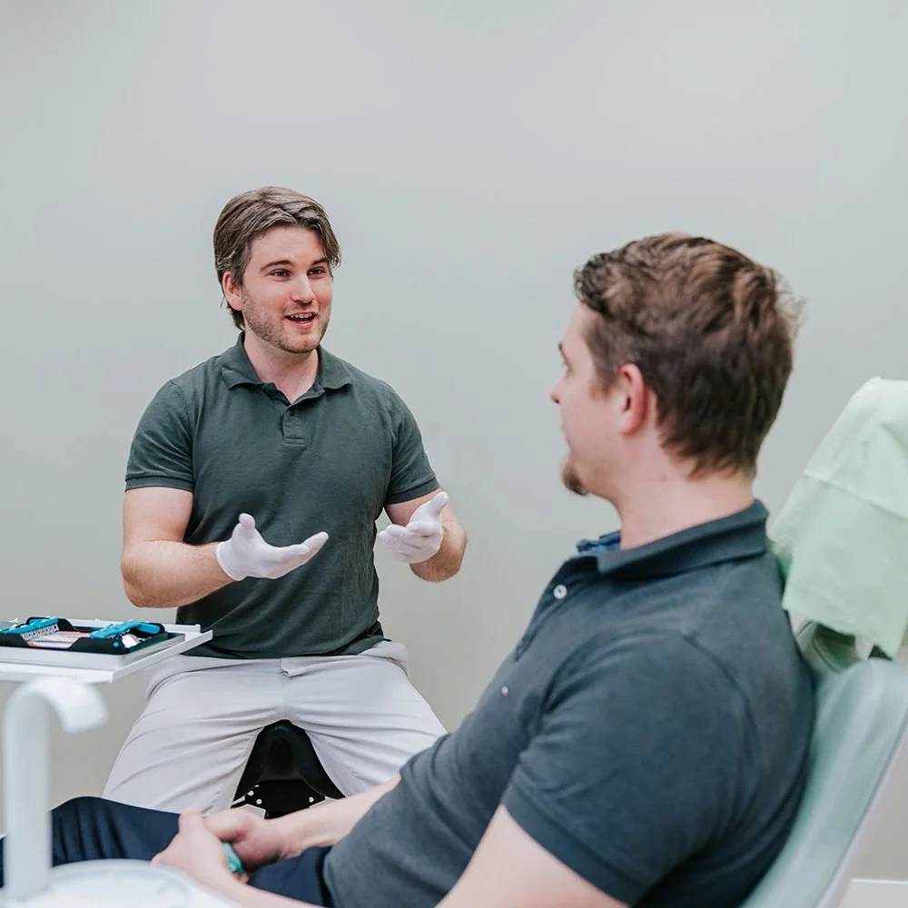 Kennen jullie onze tandarts Milan al?

Sinds begin deze maand versterkt hij het team van Mondzorg Montoya.

Milan neemt rustig de tijd om uit te leggen wat hij doet en waarom, precies zoals we dat in onze praktijk belangrijk vinden.

Op de foto zie j