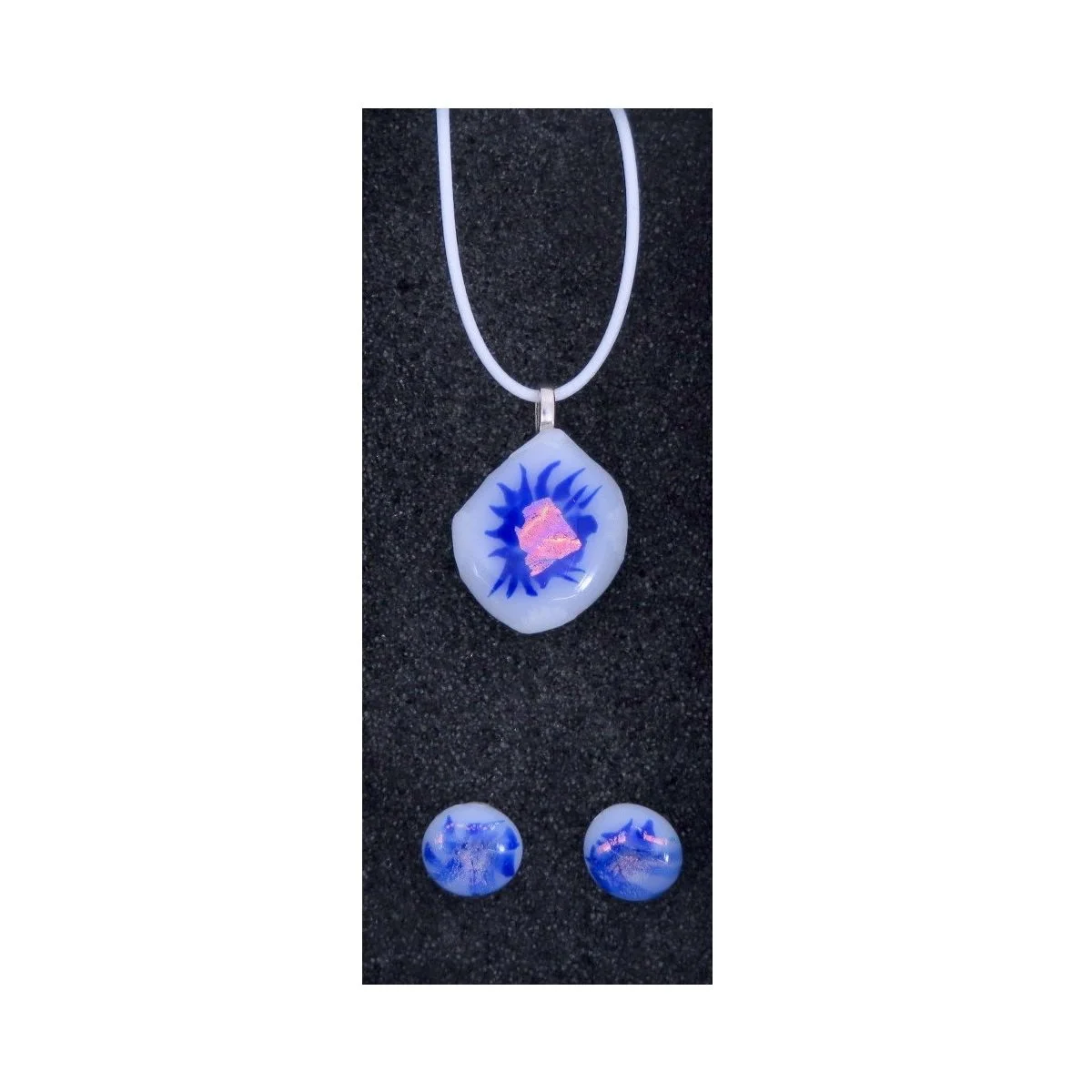  VA260005:  Necklace on cord with matching earrings – Purple design on white glass, 3cm x 2.5cm, earrings 1.5cm diameter.   Price: 39€   Click/tap  here  to enquire about this piece.