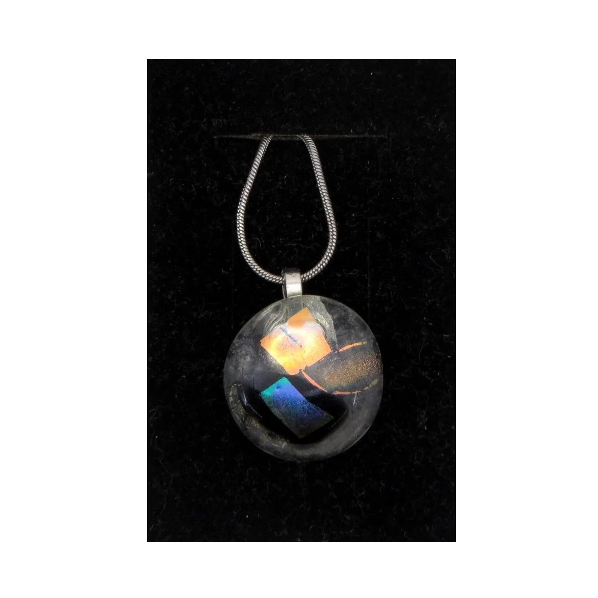  VA260003:  Necklace on chain – Glass circle with Dichroic detail, 2cm diameter.   Price: 30€   Click/tap  here  to enquire about this piece.
