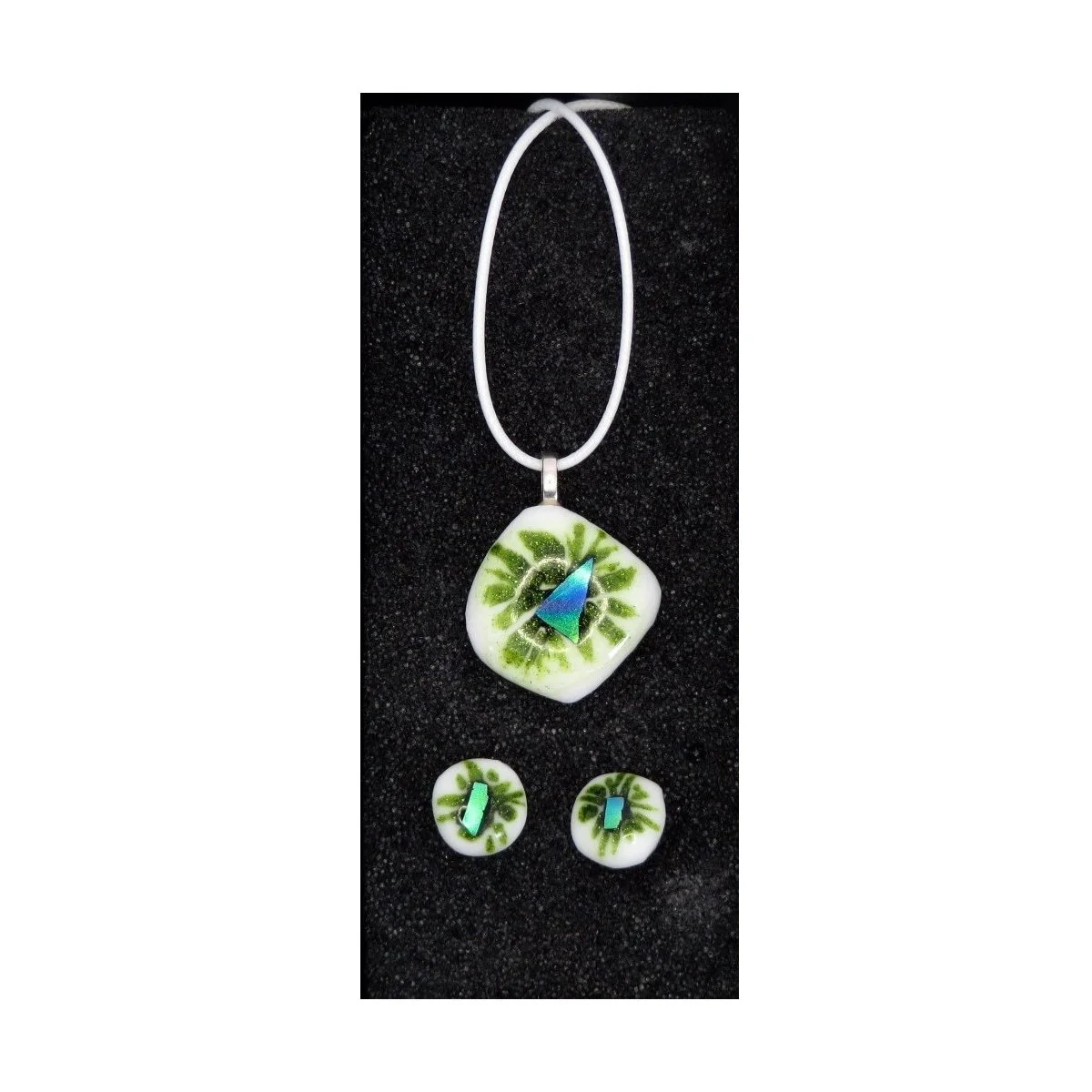  VA260004:  Necklace on cord with matching earrings – Green design on white glass, 3cm x 3cm, earrings 1.5cm diameter.   Price: 39€   Click/tap  here  to enquire about this piece.