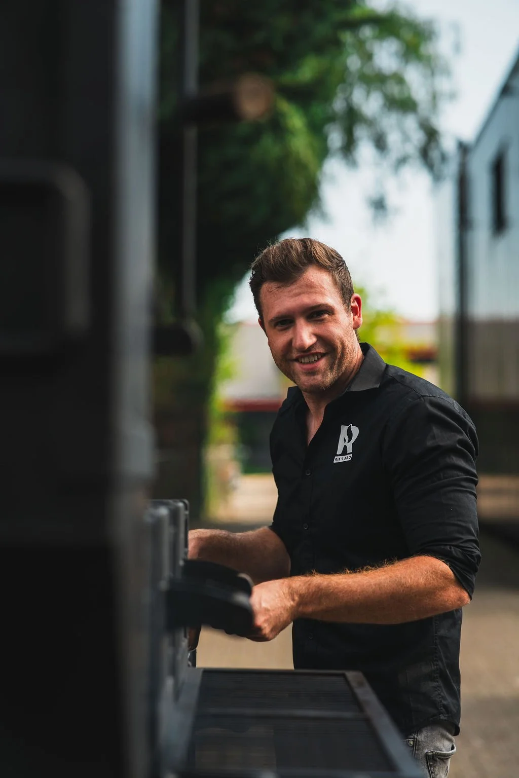BBQ op locatie in limburg Landgraaf. Riks barbeque. BBQ trailer/ smoker.