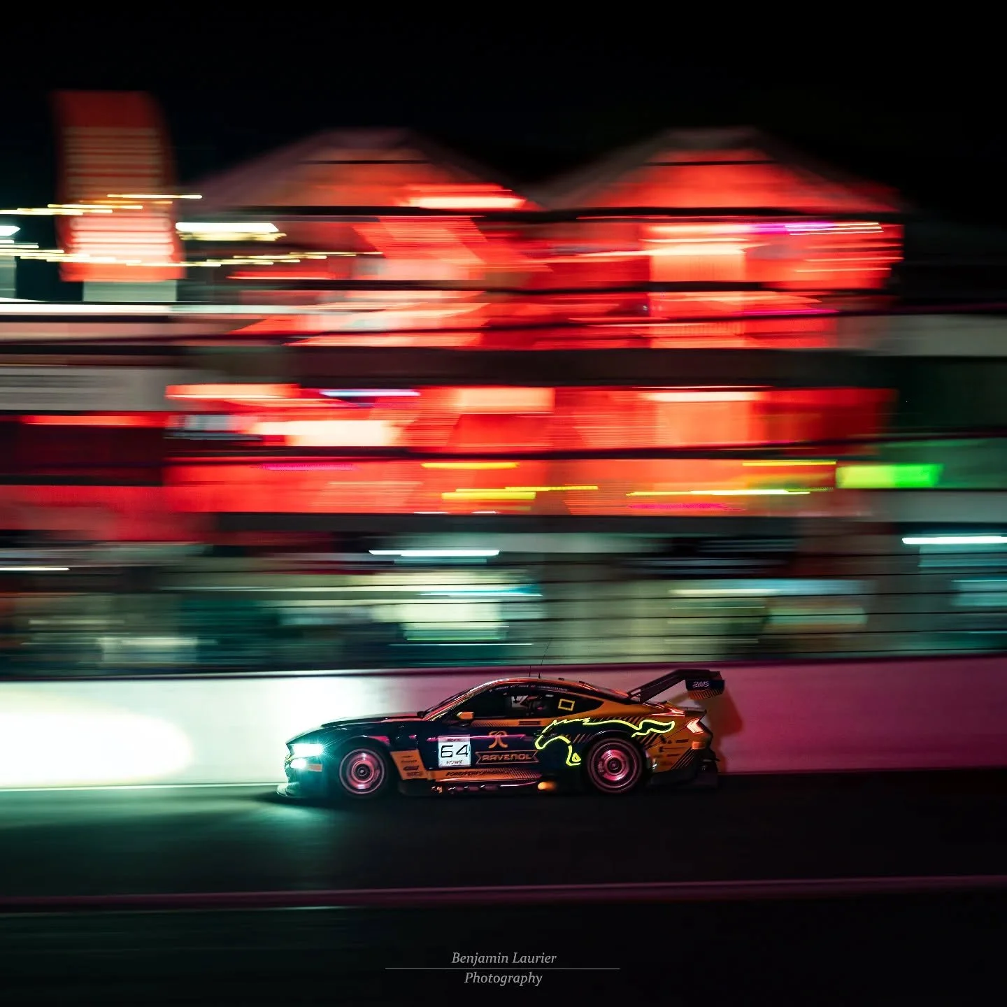 Mustang loose in the dark!📸🚗💥💨