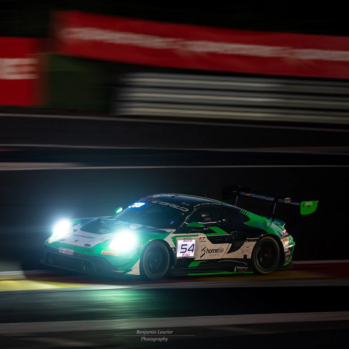 Into the night. Always something different, following racecars at night. 🚗💨📸💪