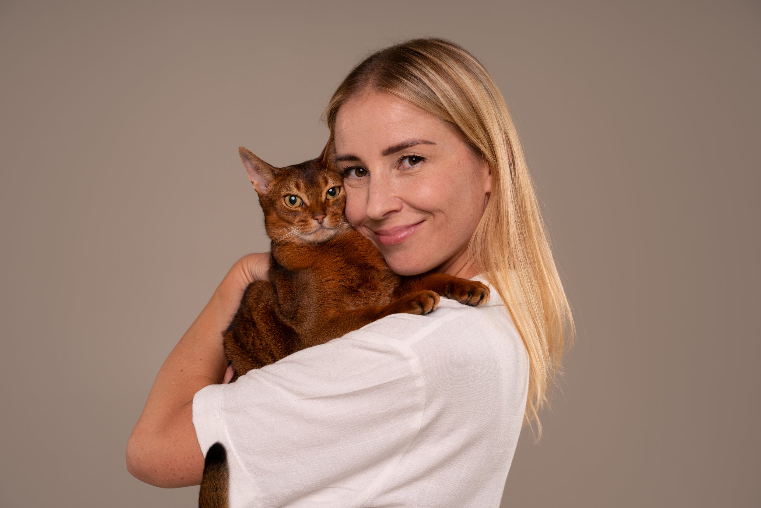 medium-shot-woman-with-cat-studio.jpg