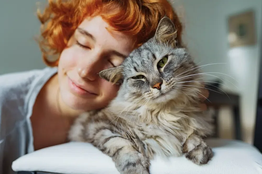 teenager-cat-owner-cuddling-with-pet-cat_larisa-Stefanjuk_Shutterstock.jpg.webp