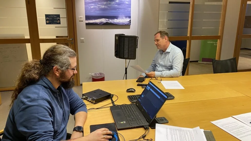 Innlesing av manus, Oskar Skulstad (forteller) og Marius Danielsen (lydmann)