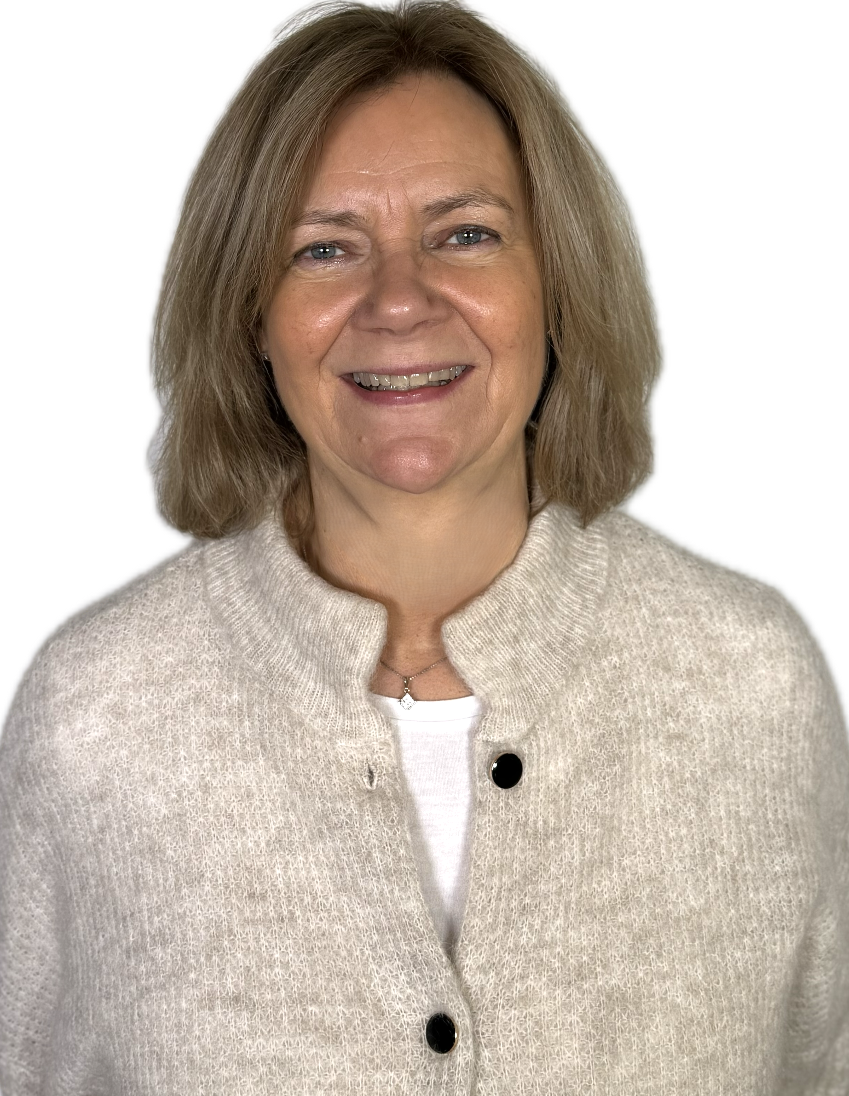 Portrett av en kvinne med skulderlangt blondt hår, iført en blå og hvit blomstret skjorte, smilende.