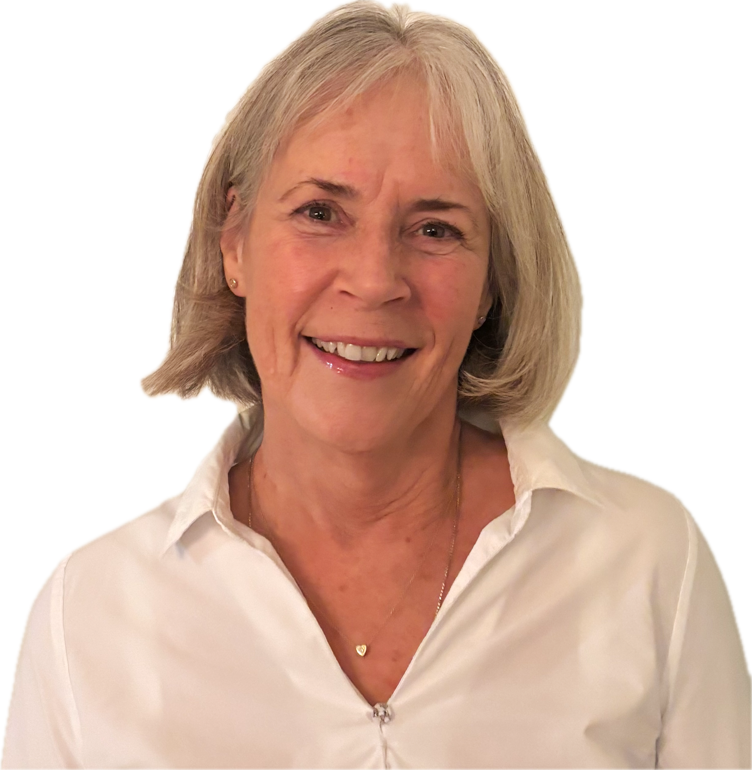 Portrett av en smilende eldre kvinne med grått hår og hvit skjorte, iført en mørk grå vest.