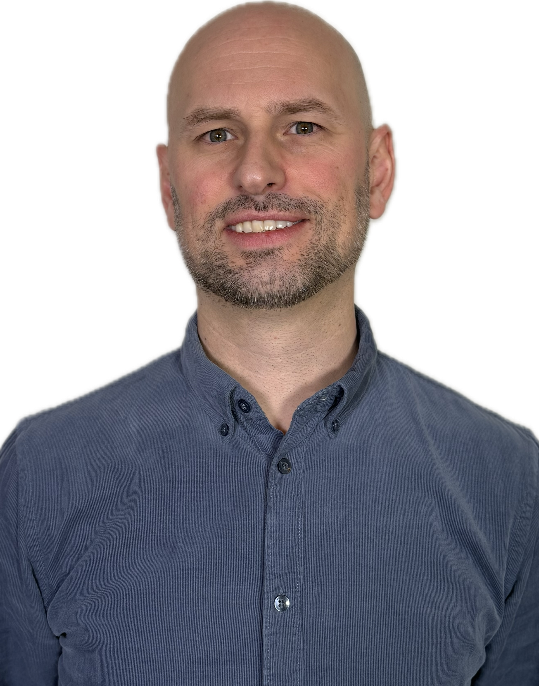En smilende man med bart og skjegg, kledd i en mørk grå skjorte.