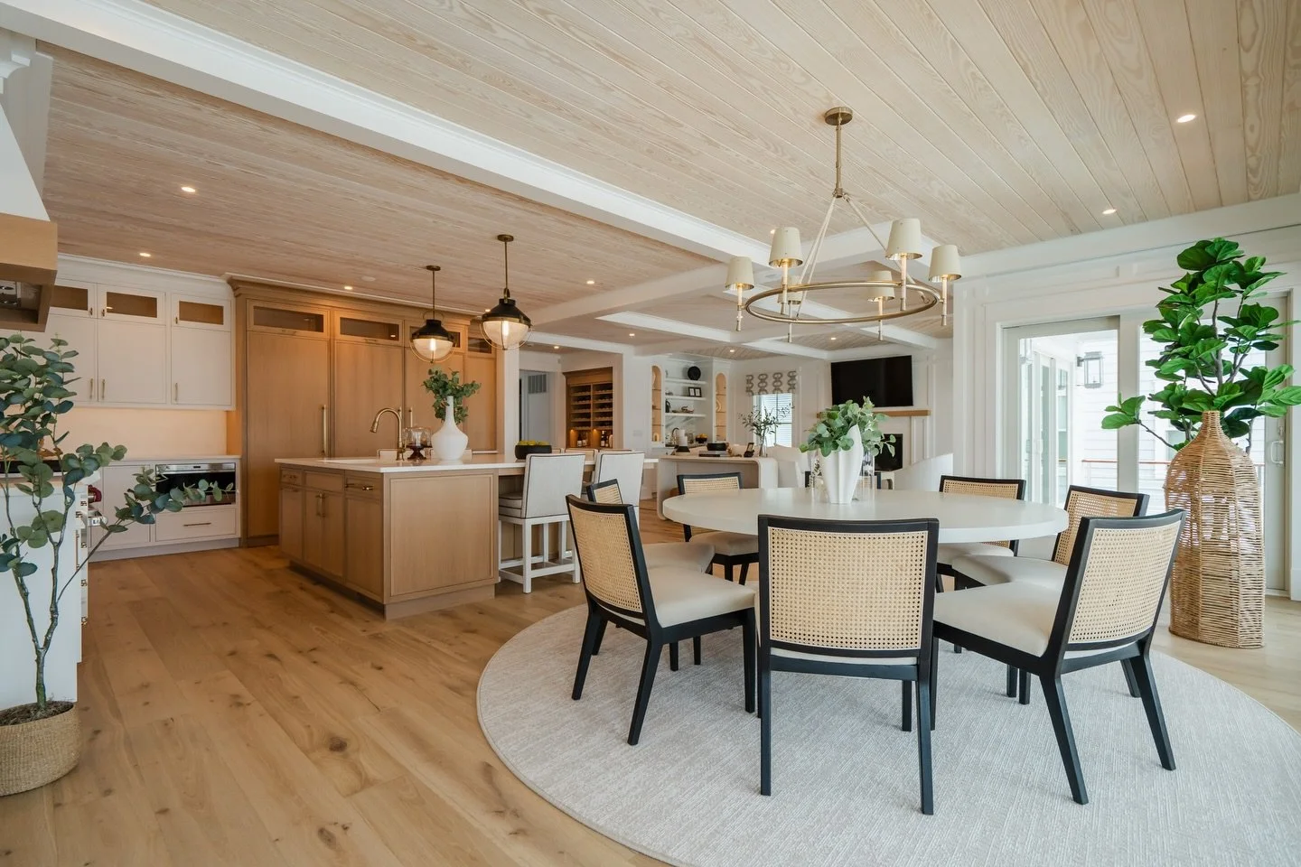 Something about the contrast of rich, black accents with neutral tones in natural textiles just gets us every time! 🤌🏼