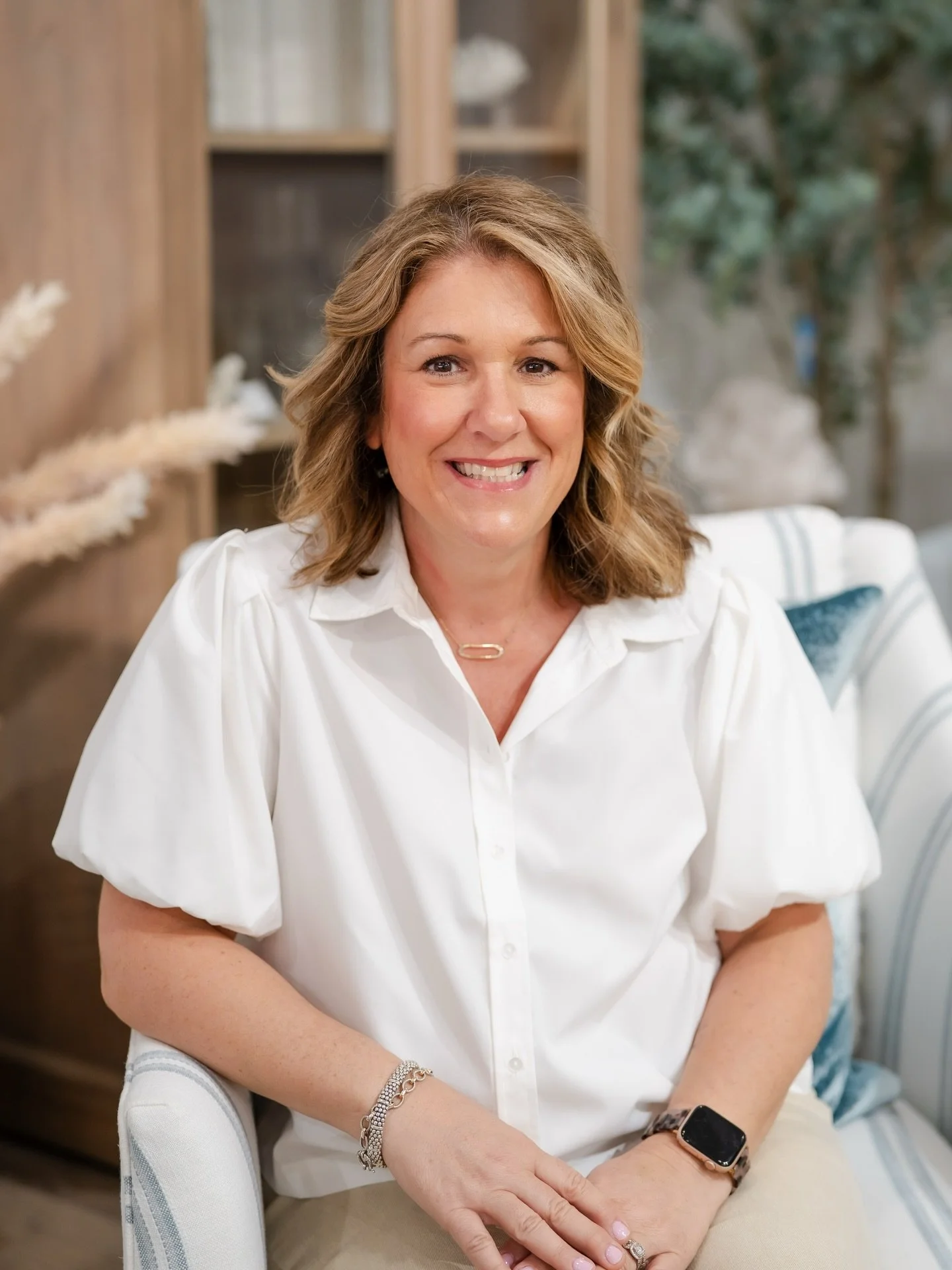 ✨ Meet the Team! ✨ Meet Michelle! Michelle brings over five years of experience in the design world to her role as Executive Coordinator at Cury Design Studio, where she supports our lead designer and helps keep all things CDS running seamlessly. Wit