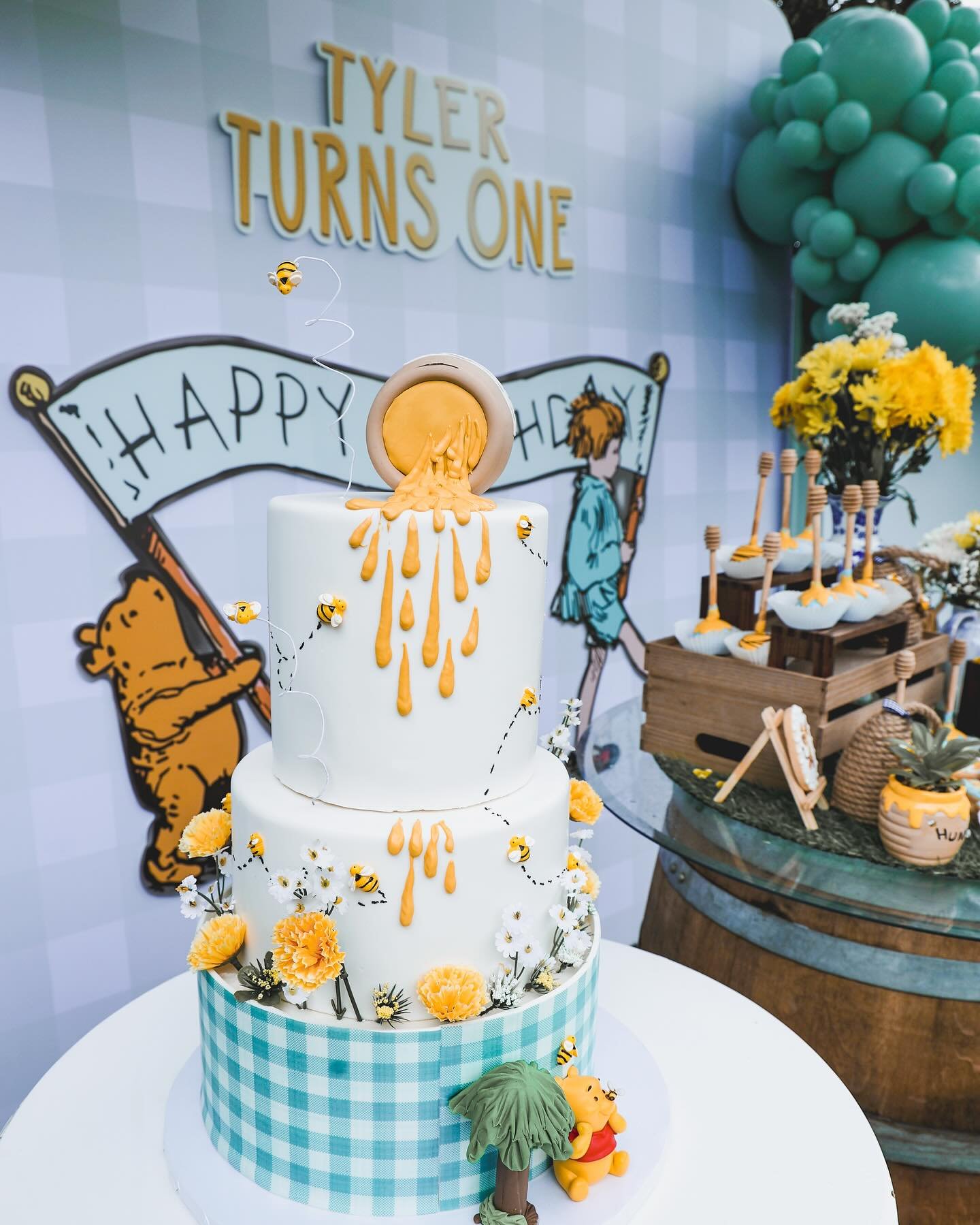 This Winnie the Pooh party was full of sweet details, honey pots, and so much love.
So grateful to help bring this special day to life for Tyler&rsquo;s first birthday! 🍯🧸

Balloons, backdrop &amp; signage: @sandyshappyblooms 
Rentals: @hollywoodev