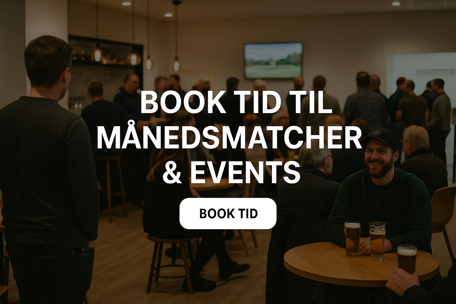 En gruppe mennesker i en bar eller cafe, nogen sidder ved borde med øl, andre står i en gruppe og taler. Der er en tv-skærm på væggen, og lysepunktoplys hænger over baren.