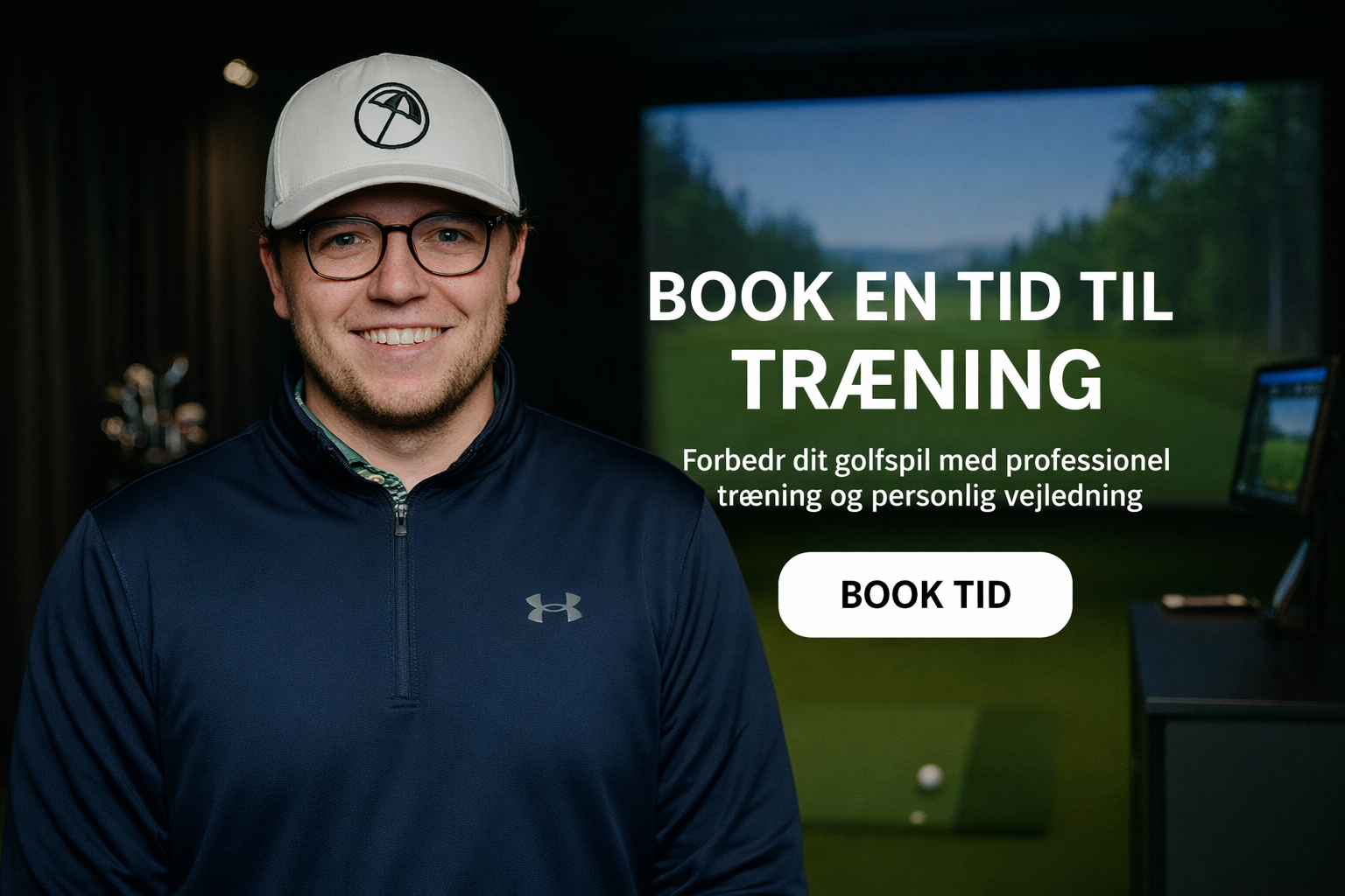 En mand i golfbeklædning med glat hår og briller står foran en skærm med en golfbane, der promoverer booking af golftræning.
