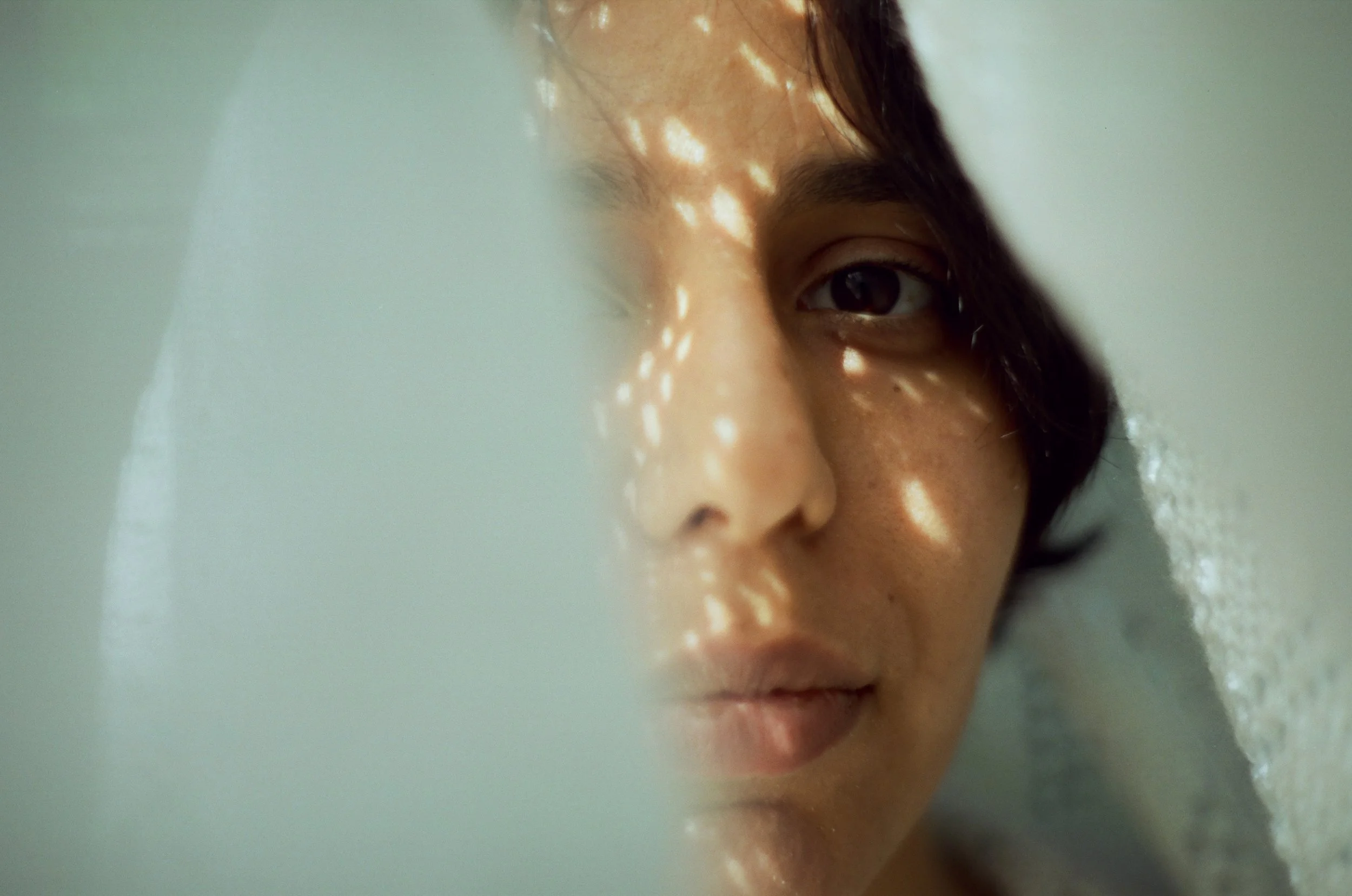 Analog photography exploring déjà vu, documentary-style, by freelance photographer, graphic designer, and filmmaker Ratanaz Dehnadi in Hamburg, Künstlerische analoge Fotografie, die Erinnerung und Déjà-vu als konzeptuelle Kunst erforscht, von der Ham