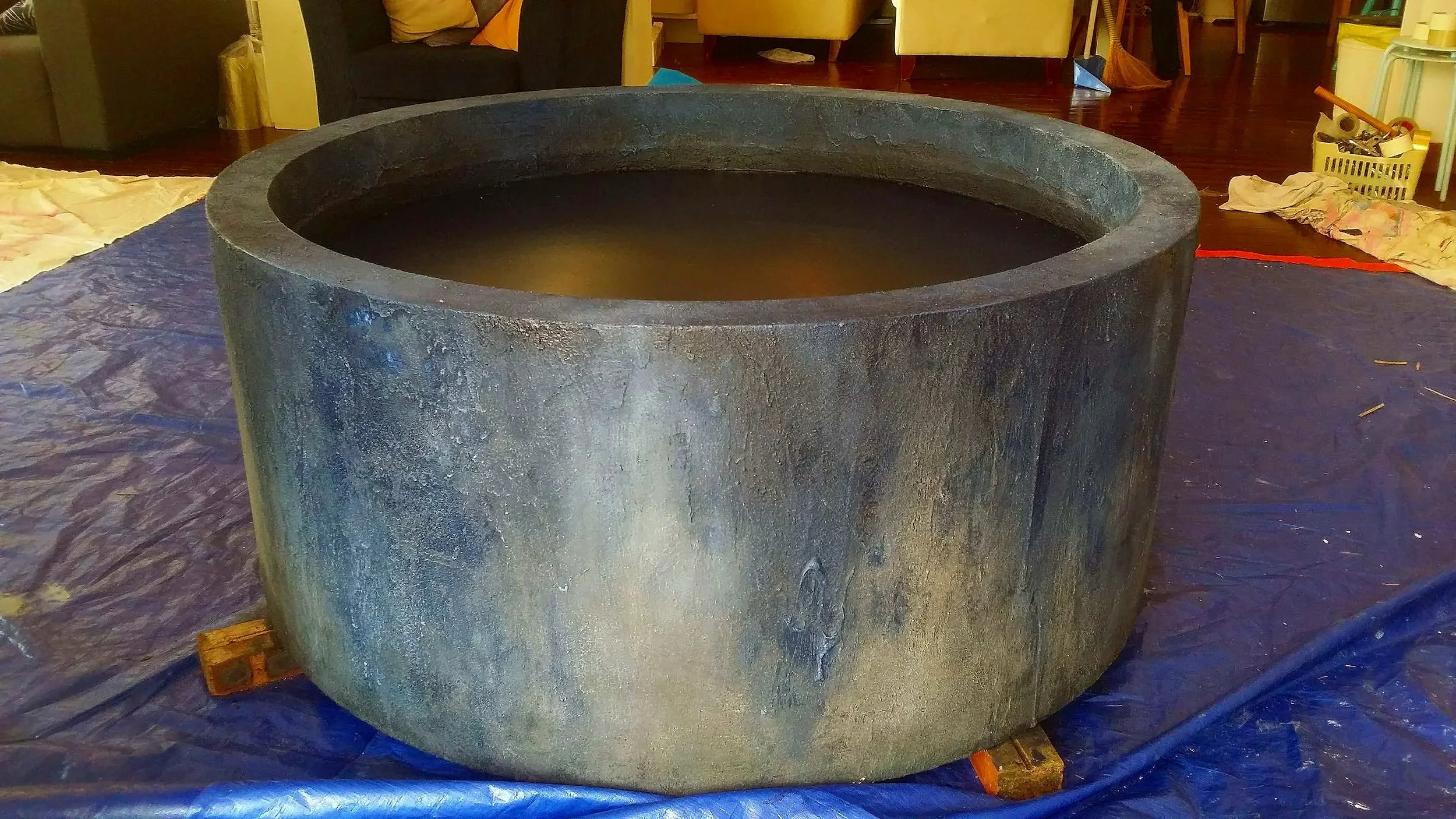 Collaboration avec Thao Vu, fashion designer et la Galerie Work Room Four à Hanoi. Installation pour la London Design Biennale, réalisation d'une patine fausse pierre teintée d'indigo. Installation autour d'une tradition vietnamienne, la teinture ind