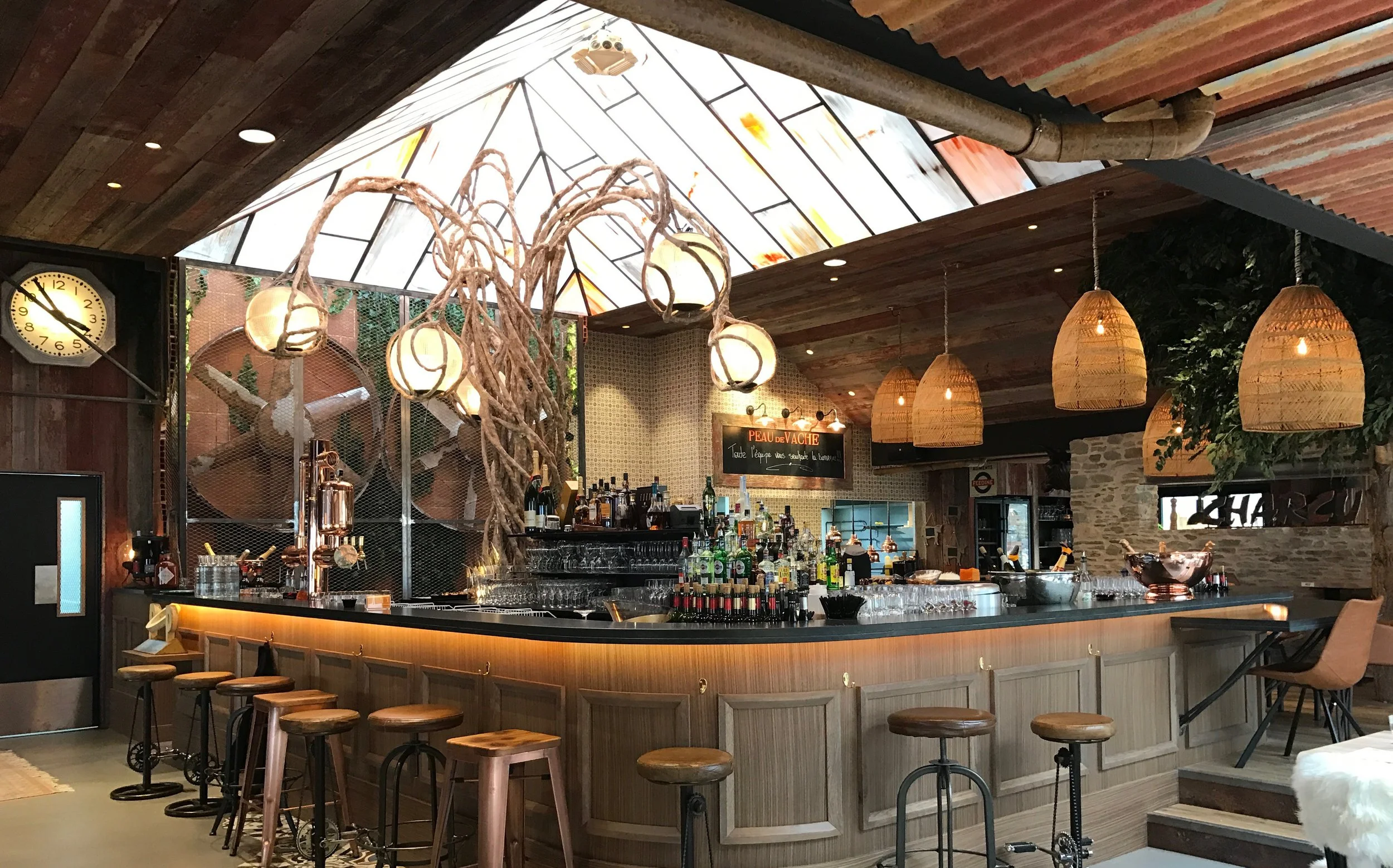 Aide à la réalisation des décors de la brasserie “La Peau de Vache” à Nantes. (Fausse rouille sur plafonds en tôle ondulée, arbre/lampe, patines murs briques). Décors imaginés par l’artiste et peintre en décors Elodie Lechevallier - Nantes.