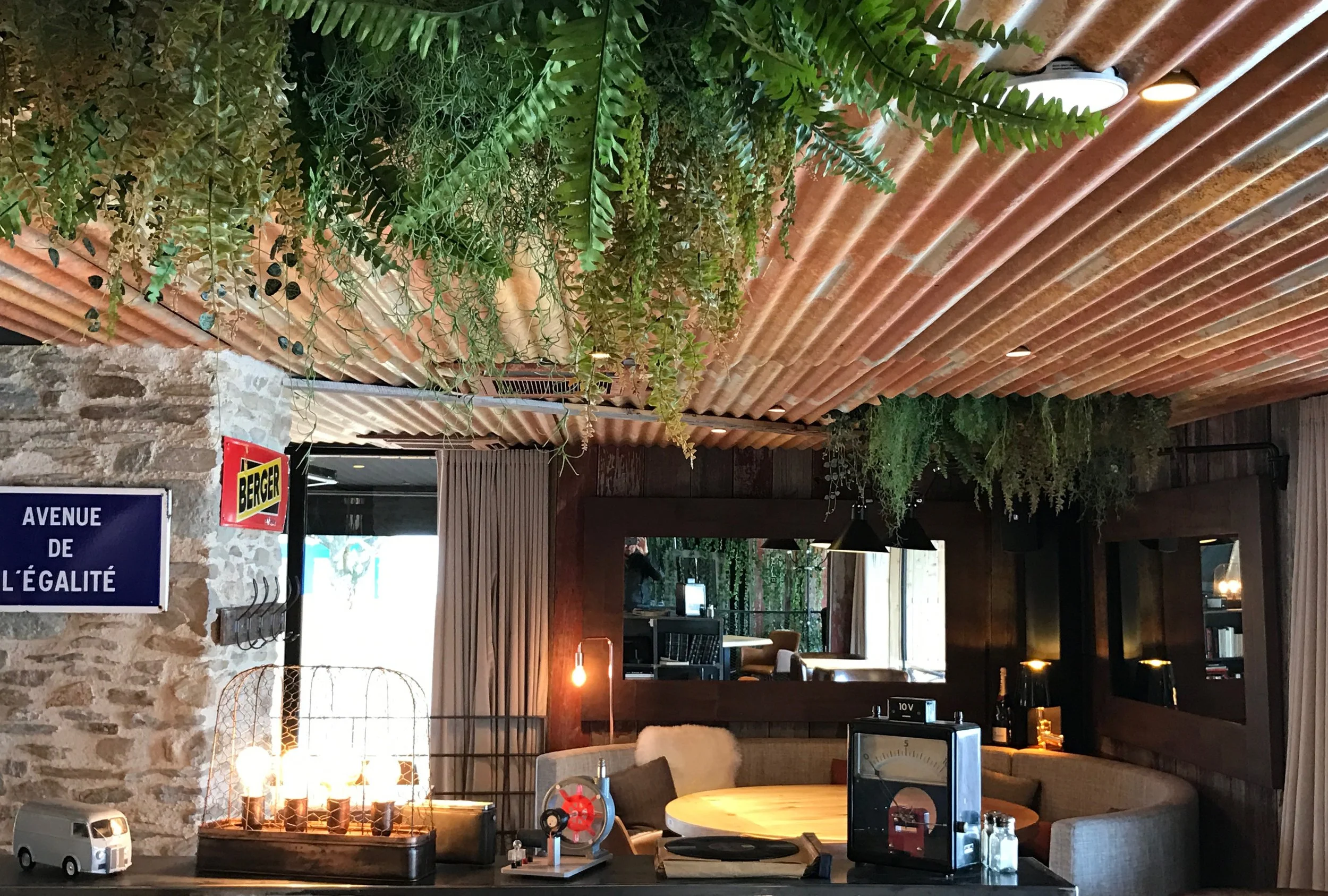 Aide à la réalisation des décors de la brasserie “La Peau de Vache” à Nantes. (Fausse rouille sur plafonds en tôle ondulée, arbre/lampe, patines murs briques). Décors imaginés par l’artiste et peintre en décors Elodie Lechevallier - Nantes.