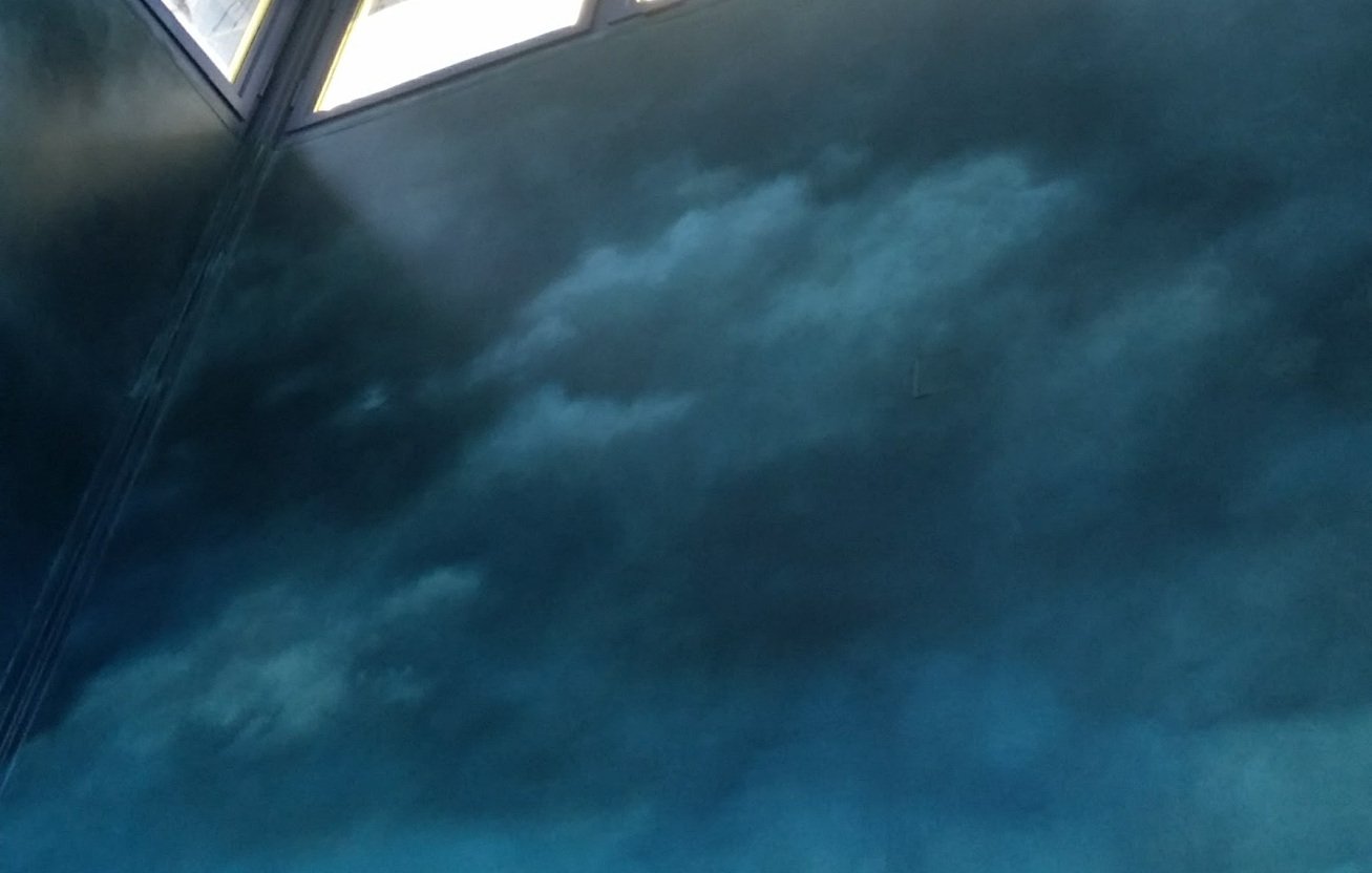 Réalisé aux Aviateurs à Rennes dans un puits de lumière au coeur du restaurant. Création des décors du restaurant : Elodie Lechevallier. Réalisation faux ciel: Léa Delescluse