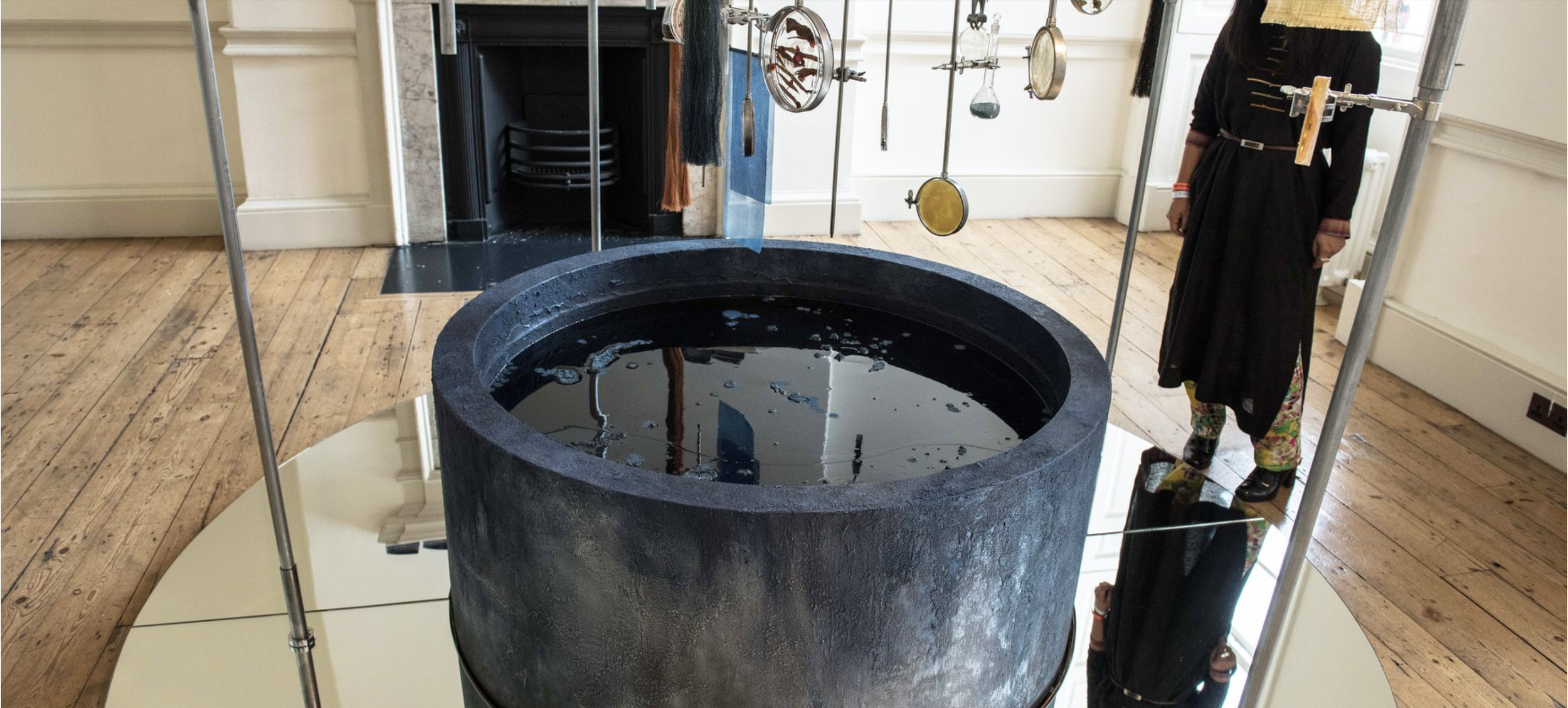 Collaboration avec Thao Vu, fashion designer et la Galerie Work Room Four à Hanoi. Installation pour la London Design Biennale, réalisation d'une patine fausse pierre teintée d'indigo. Installation autour d'une tradition vietnamienne, la teinture ind