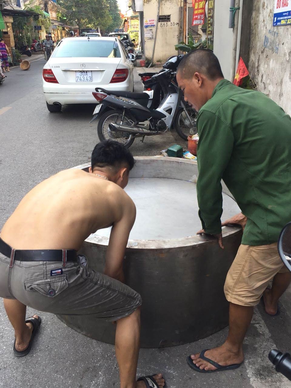 Bassin en métal, transport avant travail de patine - installation London Design Biennale - Vietnam 2018