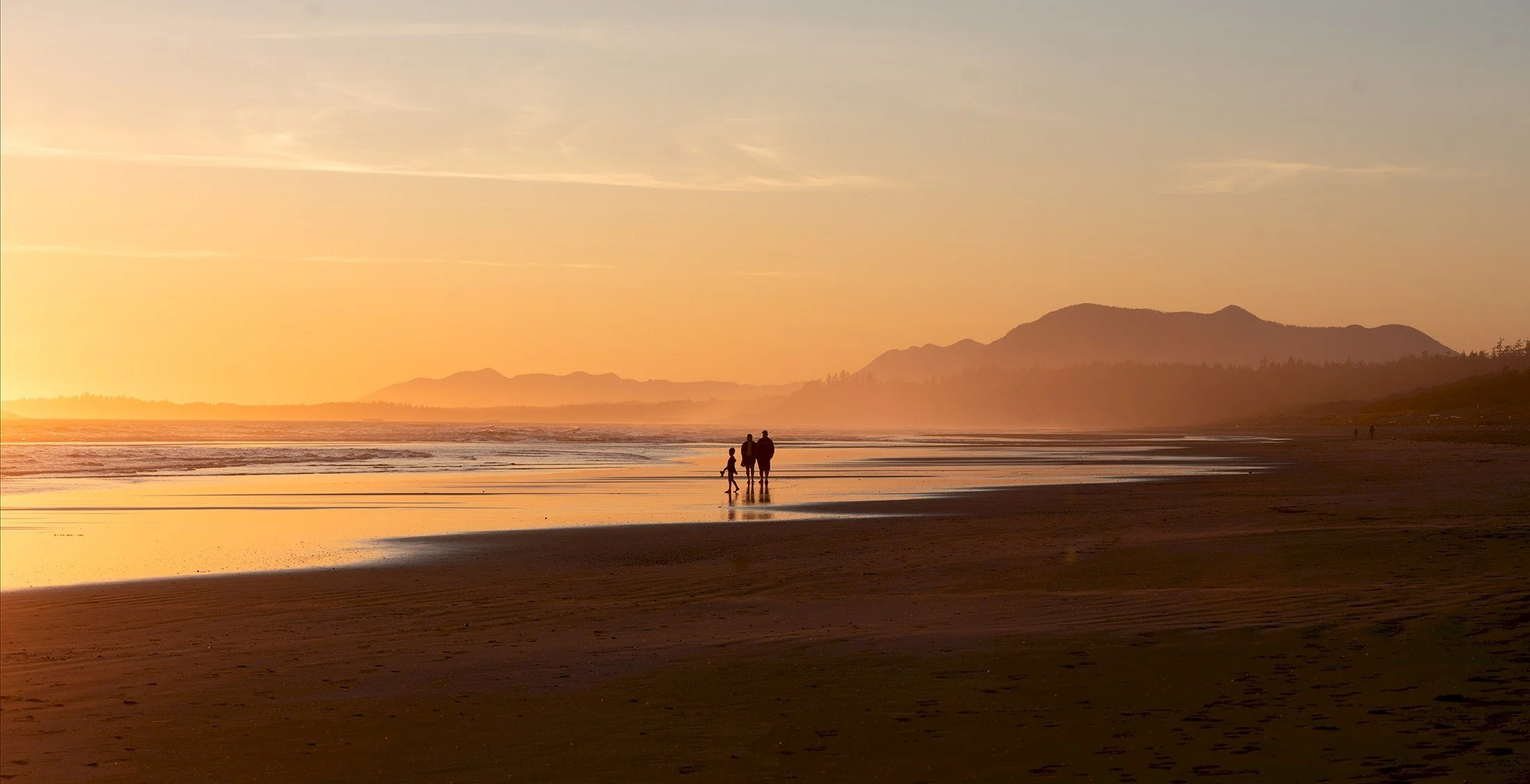 117703_long_beach_sunset_by_destination_bc_cristina_gareau_2200x1128.2200x1128.jpg