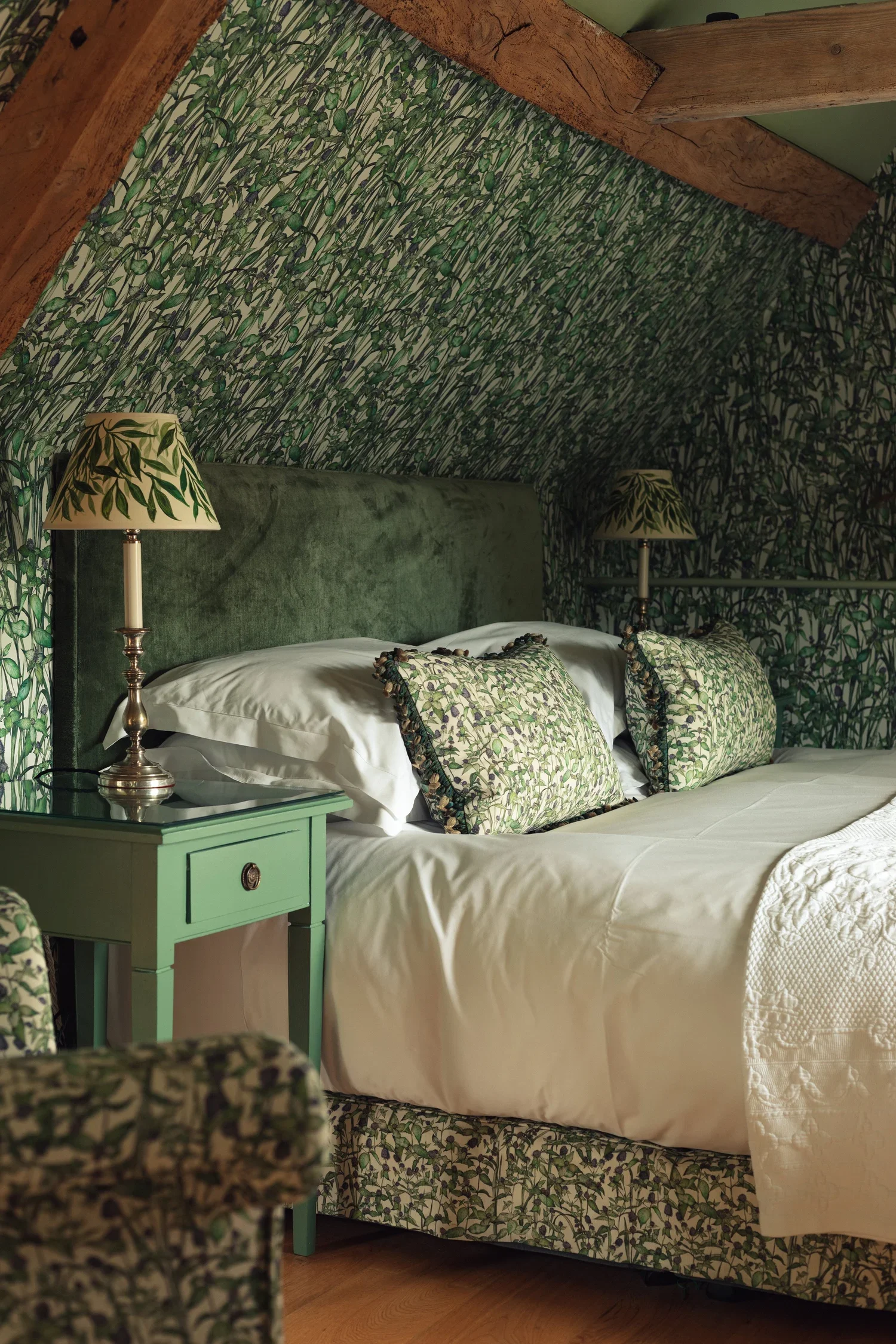 Thyme-Bedroom-Elegant-Rivermint-FreddieEllams-2.webp