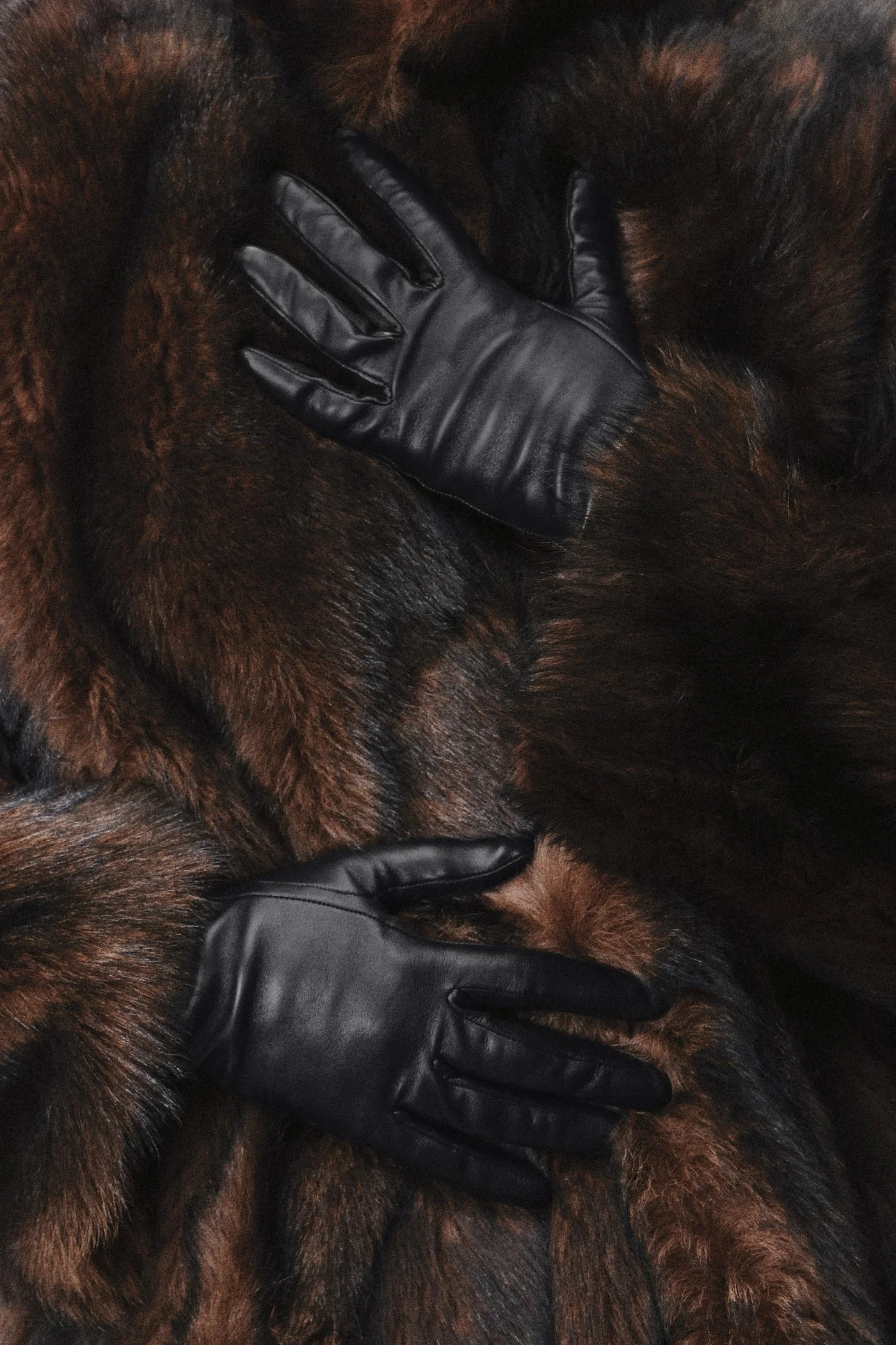 Short Butter Leather Gloves | Black | $494 CAD