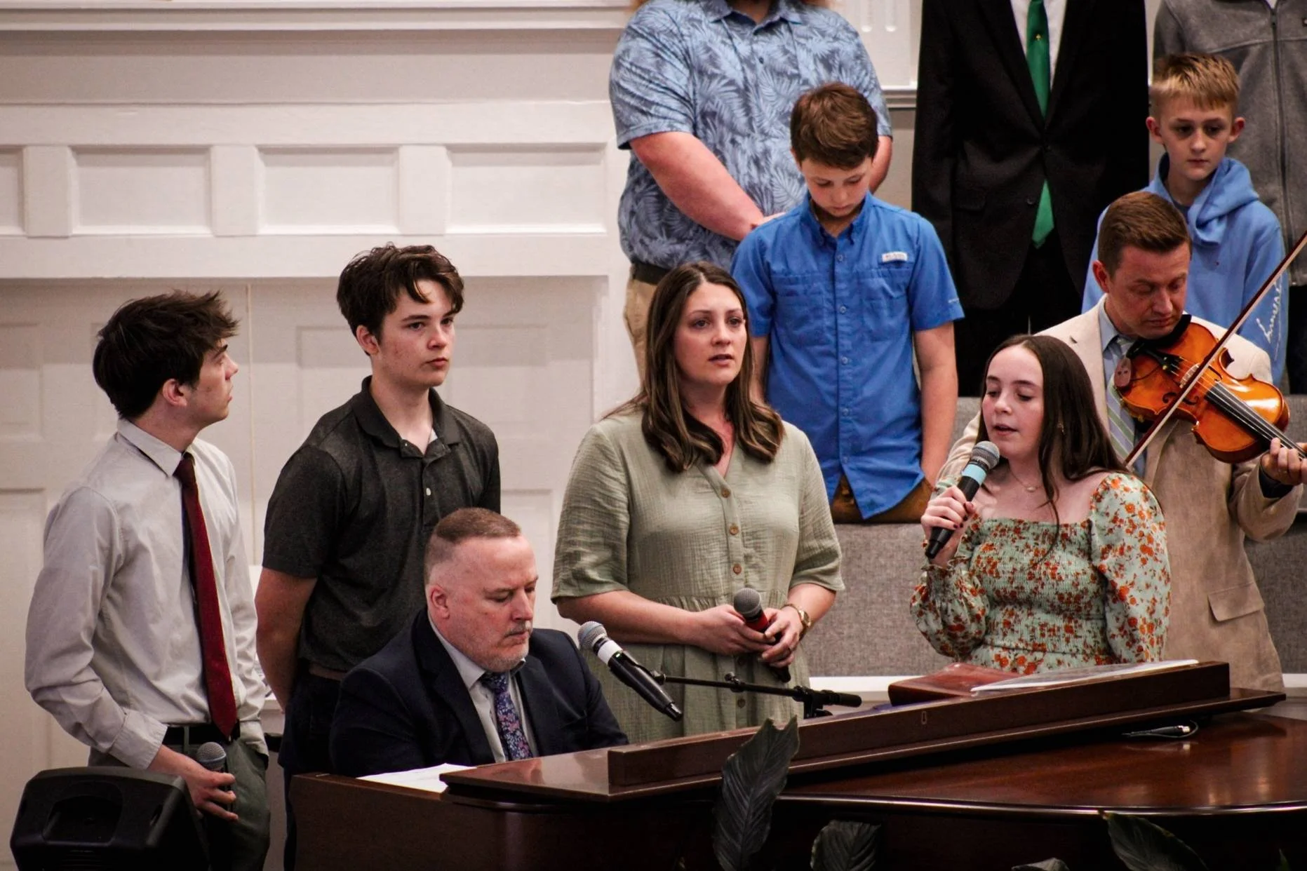 THOMPSON FAMILY SINGNG.jpg