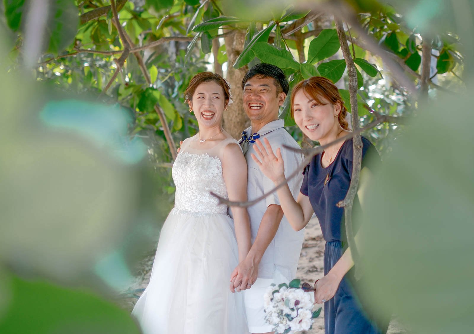 ケアンズフォトウェディング 日本人スタッフと笑顔の新郎新婦