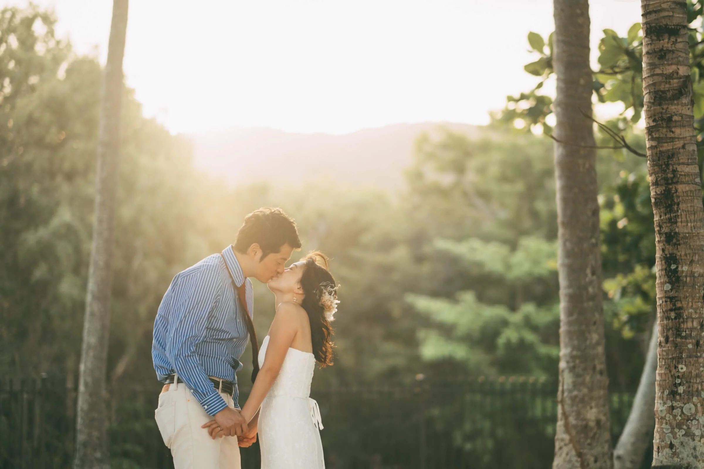 palm-cove-rainforest-wedding-backlight-kiss.jpg