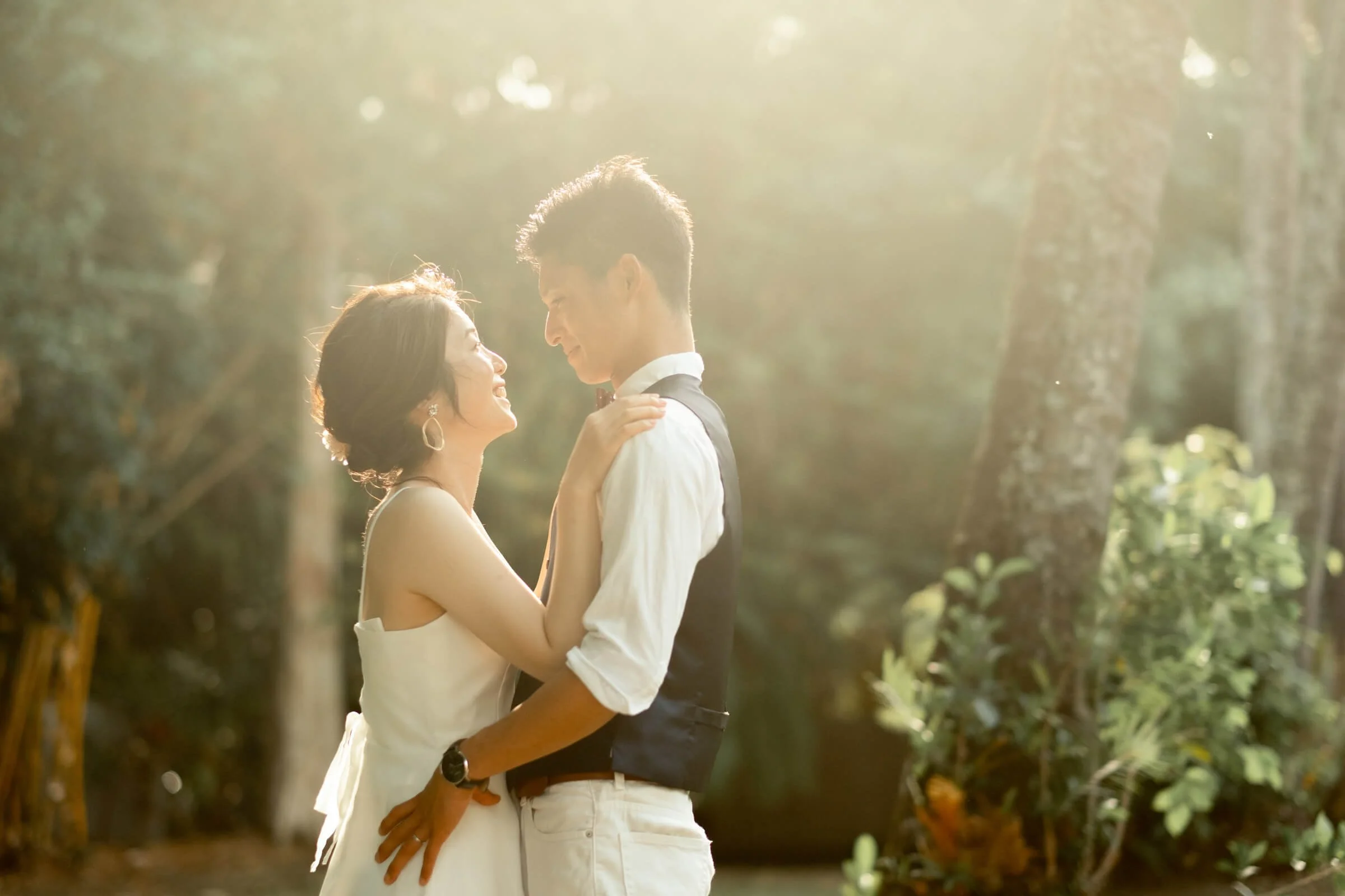 palm-cove-rainforest-wedding-backlight-bride-groom.jpg