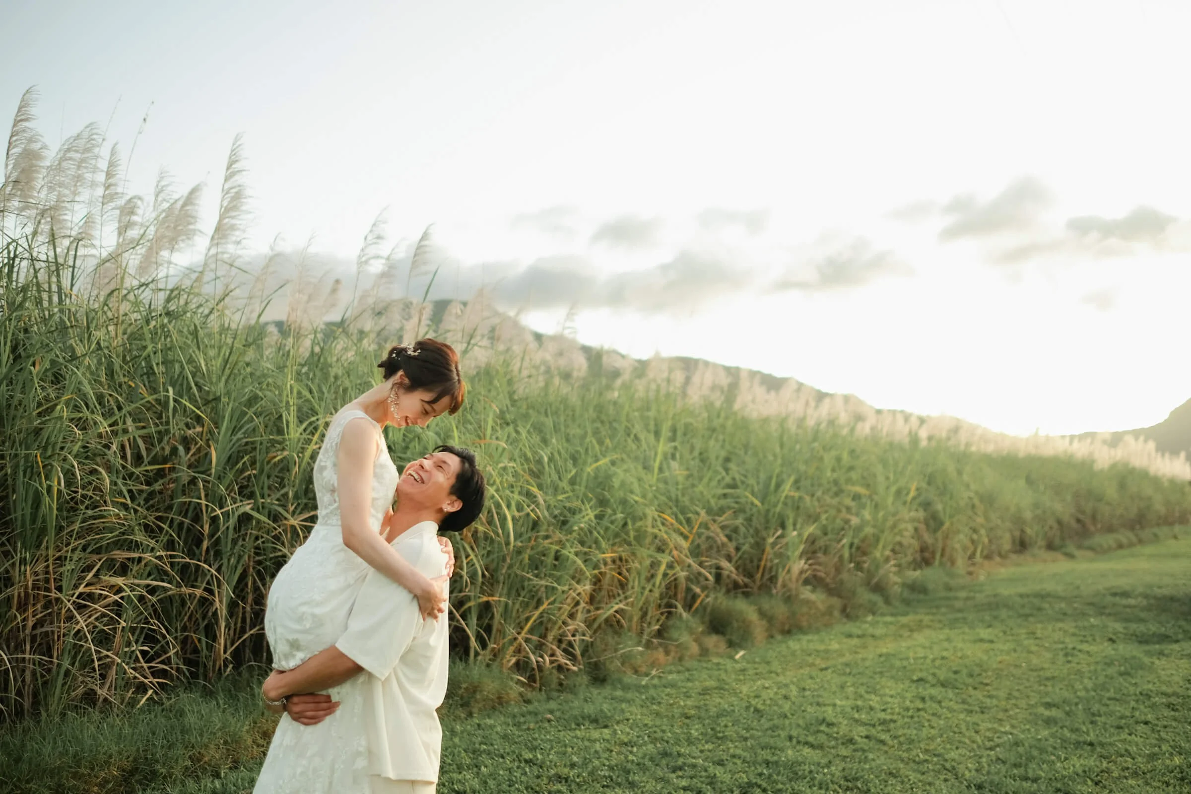 cairns-sugarcane-field-wedding-lift-pose.jpg