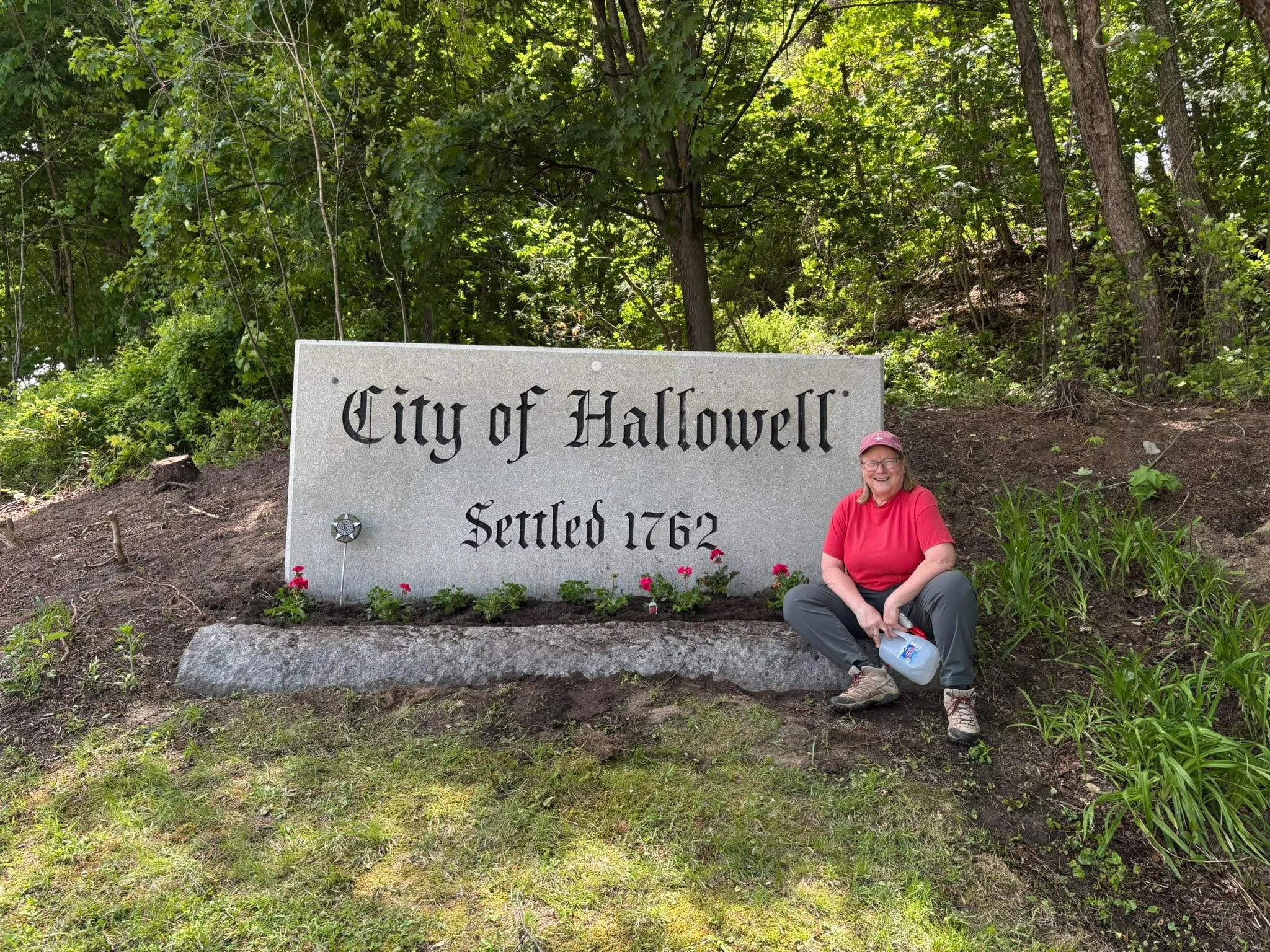 Got some help from our own master gardener, Rosemary Presnar. Based on recommendations from the pros, northern entrance sign is now planted with red geraniums. Flowers funded by the city, recreational fund (I think!). Enjoy!