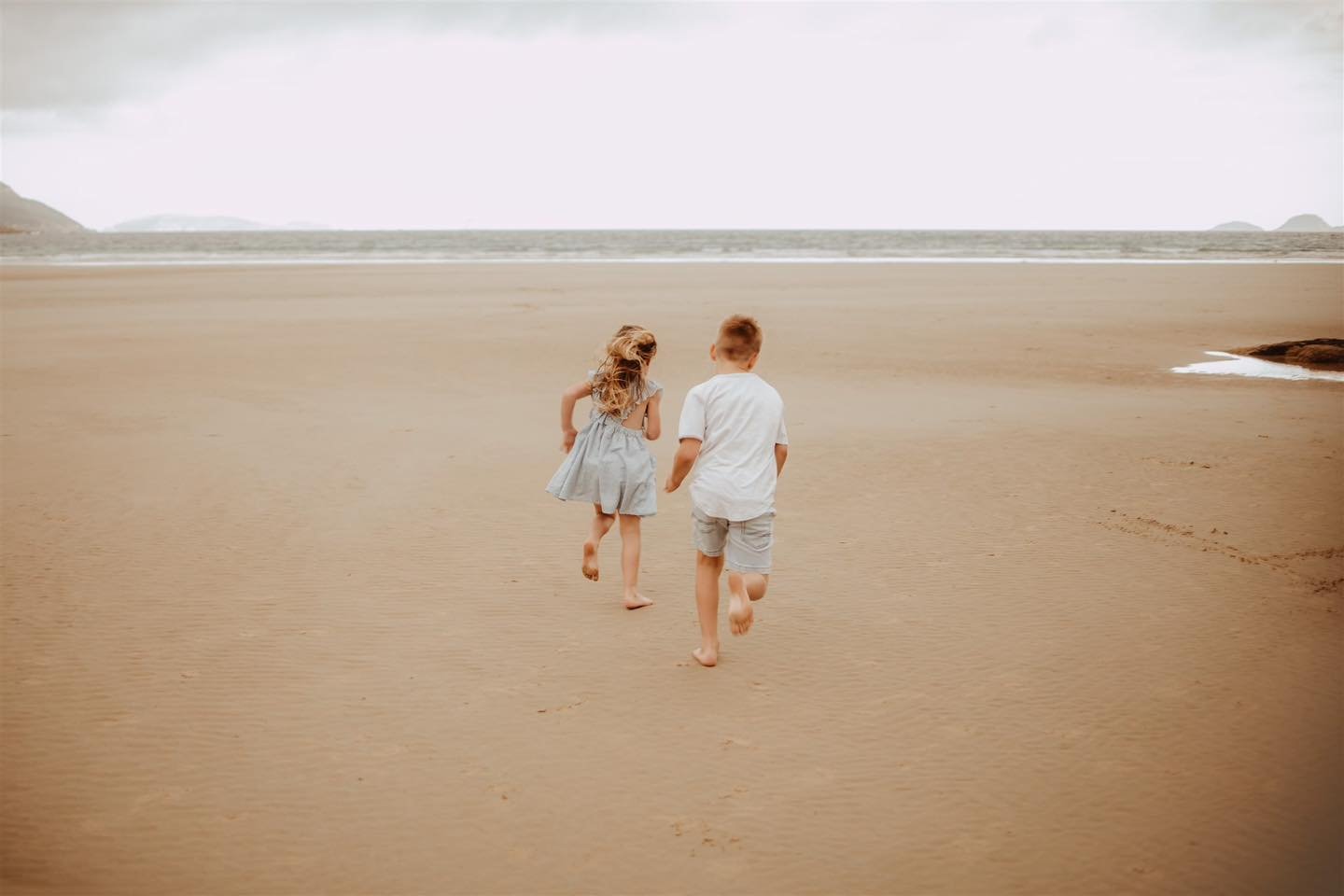 Thursday &lsquo;Tog Tips ✨ 

Getting Little People Photo Ready 

Let&rsquo;s be real: getting kids ready for family photos can feel like prepping for battle. Between the snack demands, the outfit meltdowns, and someone always needing a last-minute na
